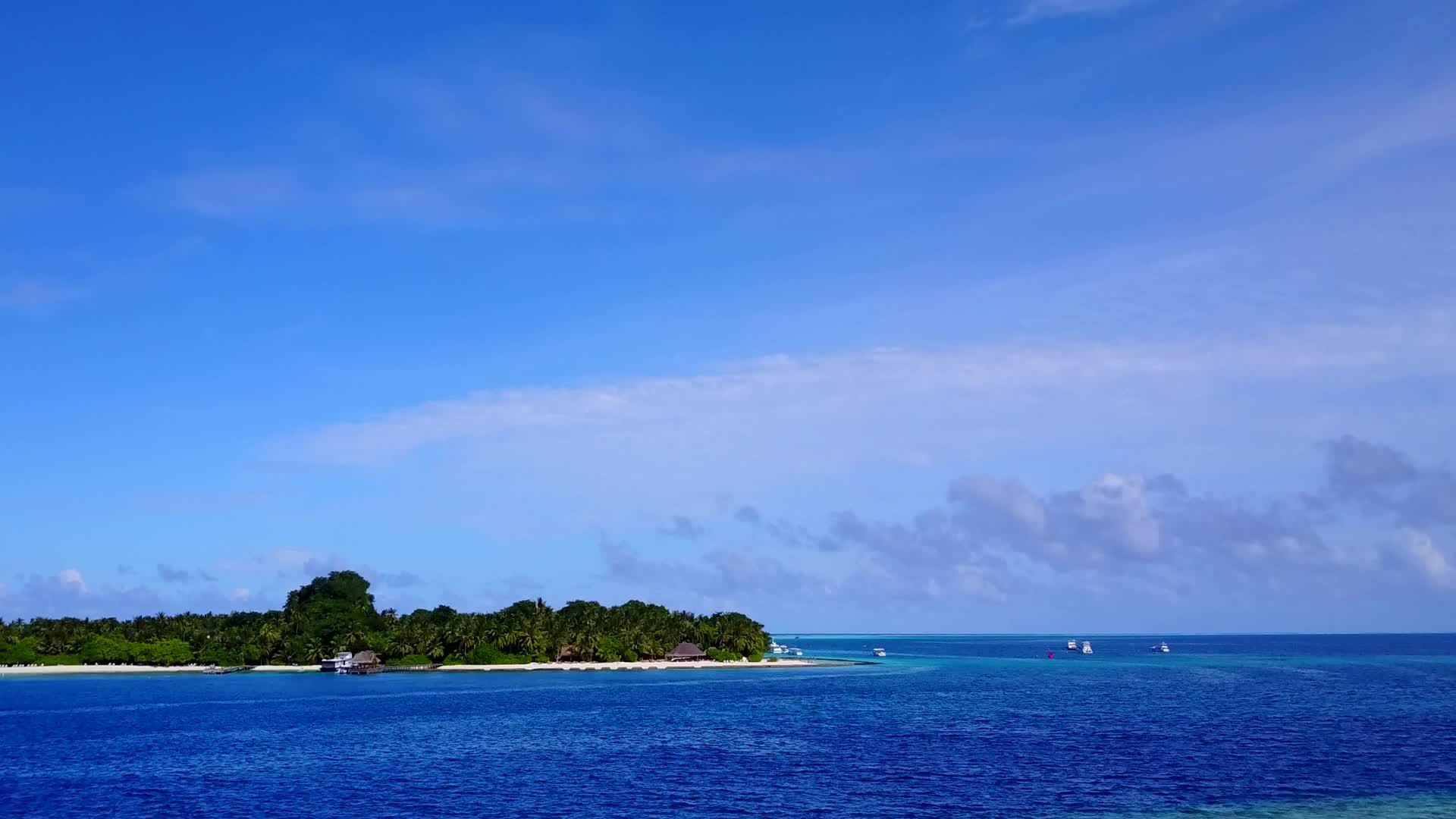 完美的蓝海和白色海滩背景的无人驾驶飞机视频的预览图