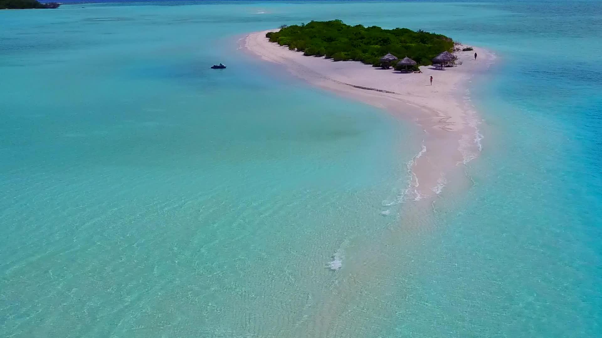 蓝海干净海滩背景下美丽的海岸海滩生活方式视频的预览图