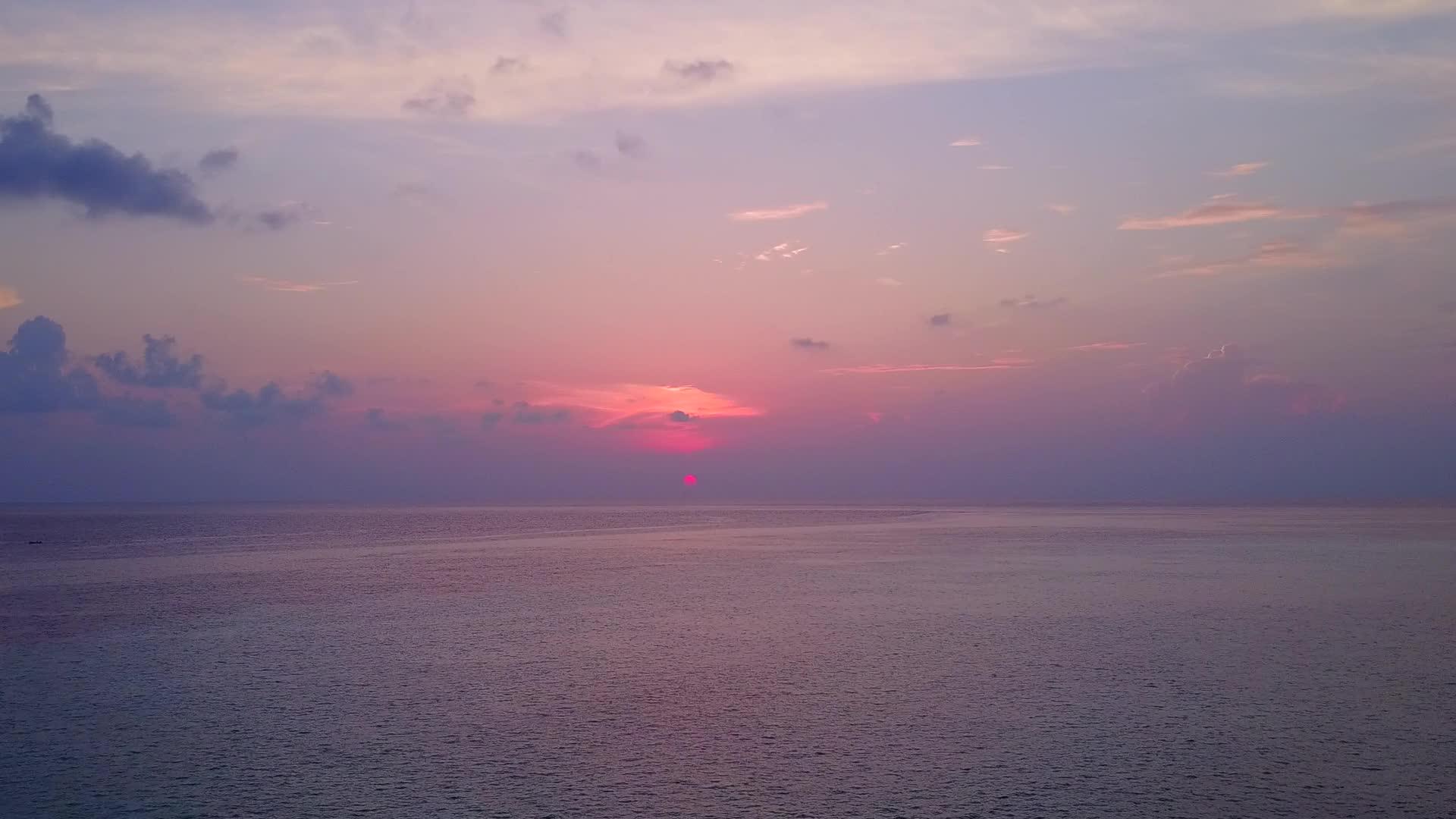 完美的蓝海和白色海滩背景的海湾海滩野生背景视频的预览图