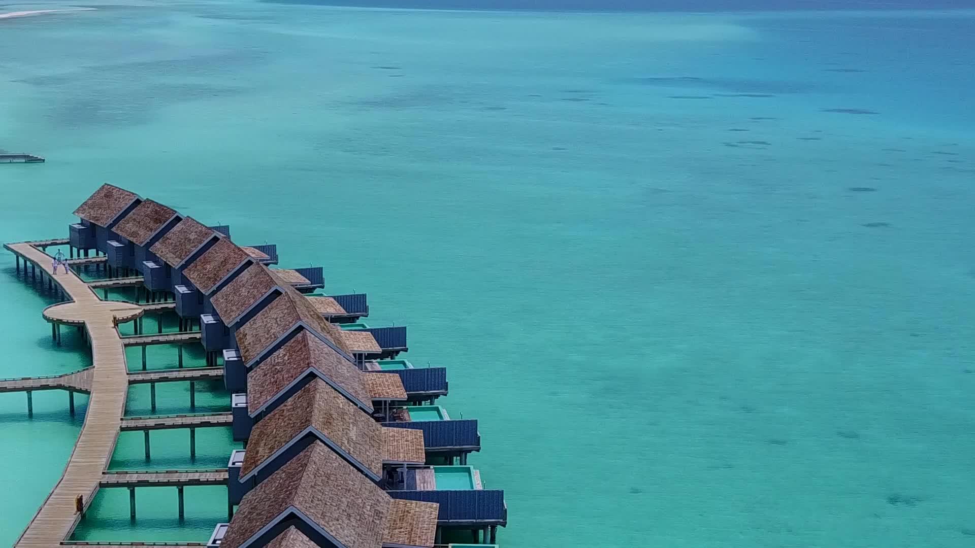海洋度假村海滩冒险无人机摘要在透明水和白沙的背景下视频的预览图