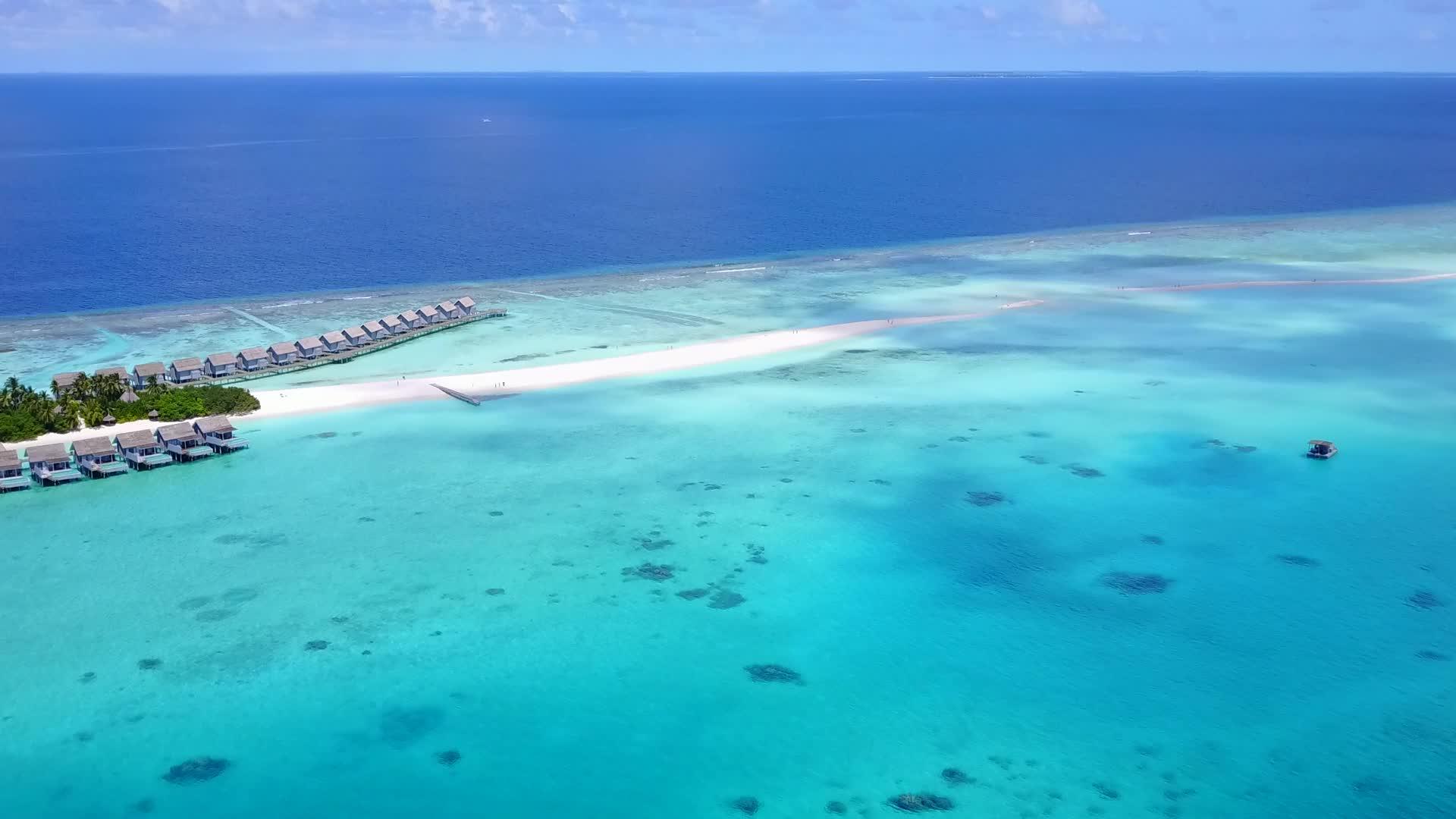 环礁湖周围的豪华海滩野生生物通过清海的白沙背景进行景观视频的预览图