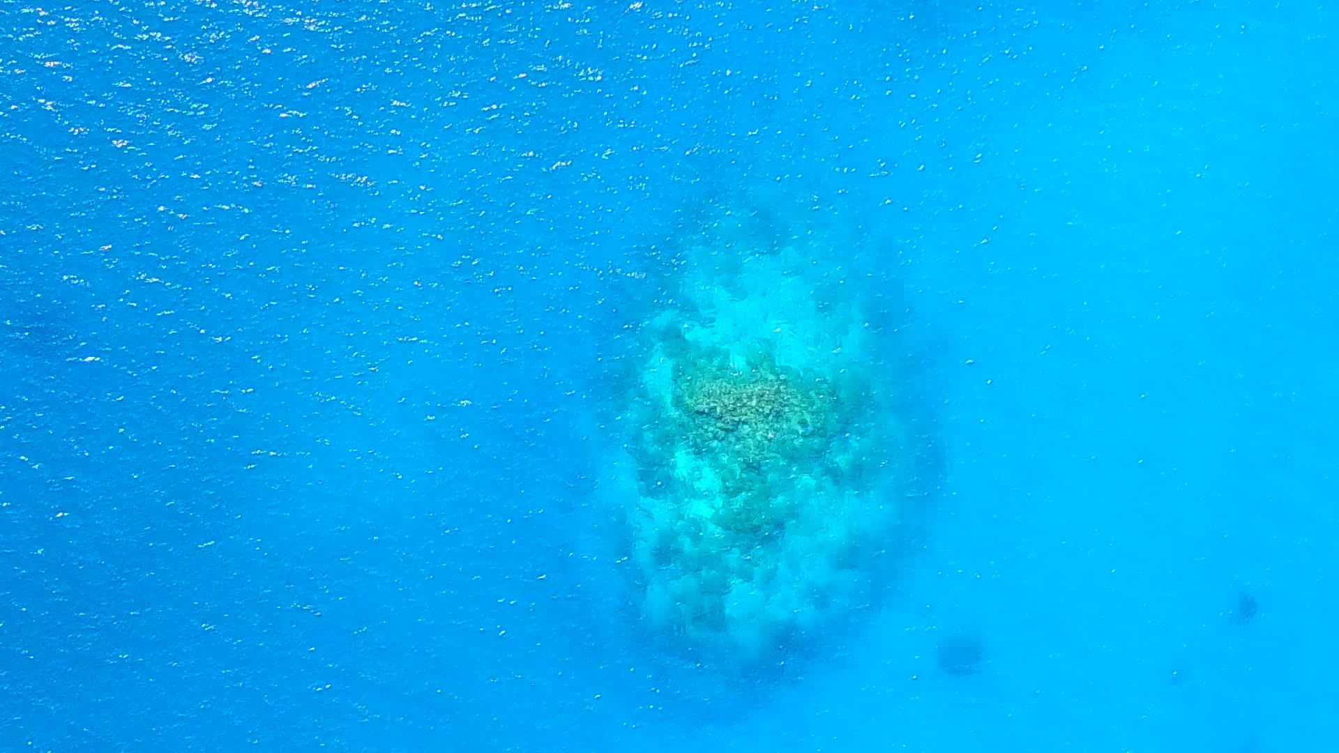 蓝水白沙背景下热带海湾海滩空中无人机旅游视频的预览图