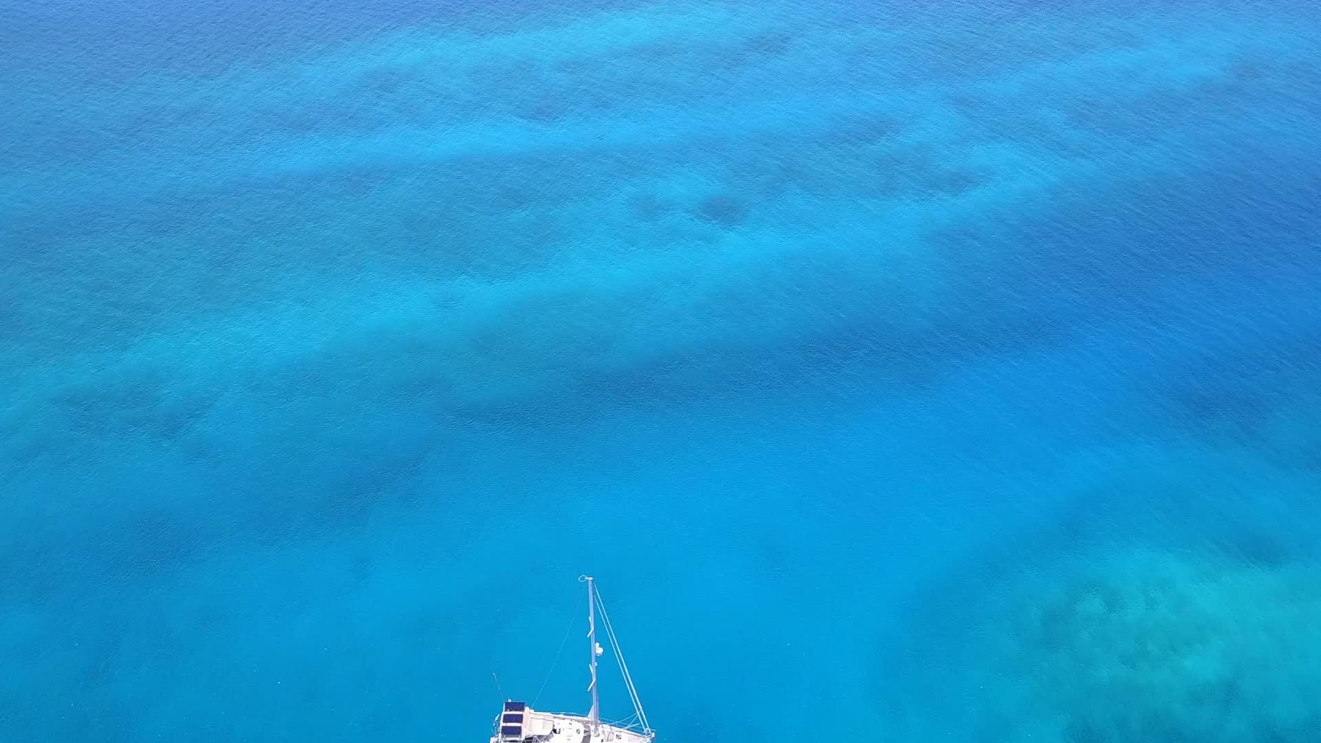 在蓝水白沙的背景下放松海岛海滩度假的无人机空气质感视频的预览图