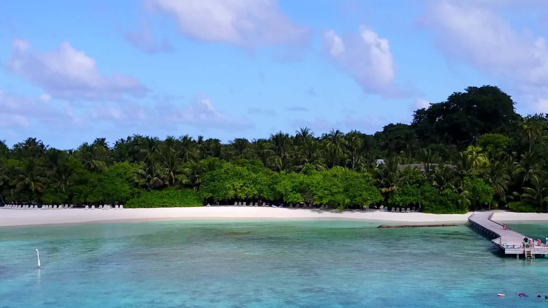 热带环礁湖海滩穿越蓝色海洋和清洁沙地的背景视频的预览图