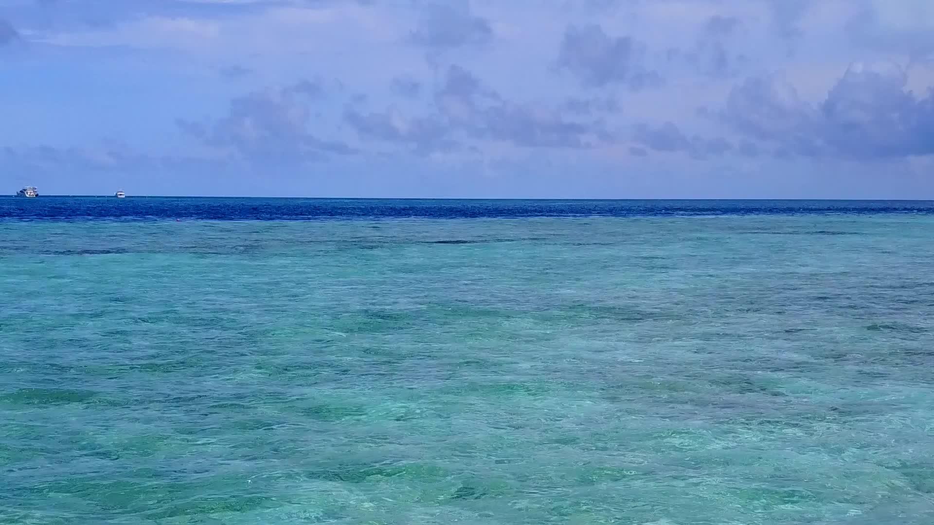 看着宁静的海平面天空海滩度假从深蓝色的沙土到绿色的绿水视频的预览图