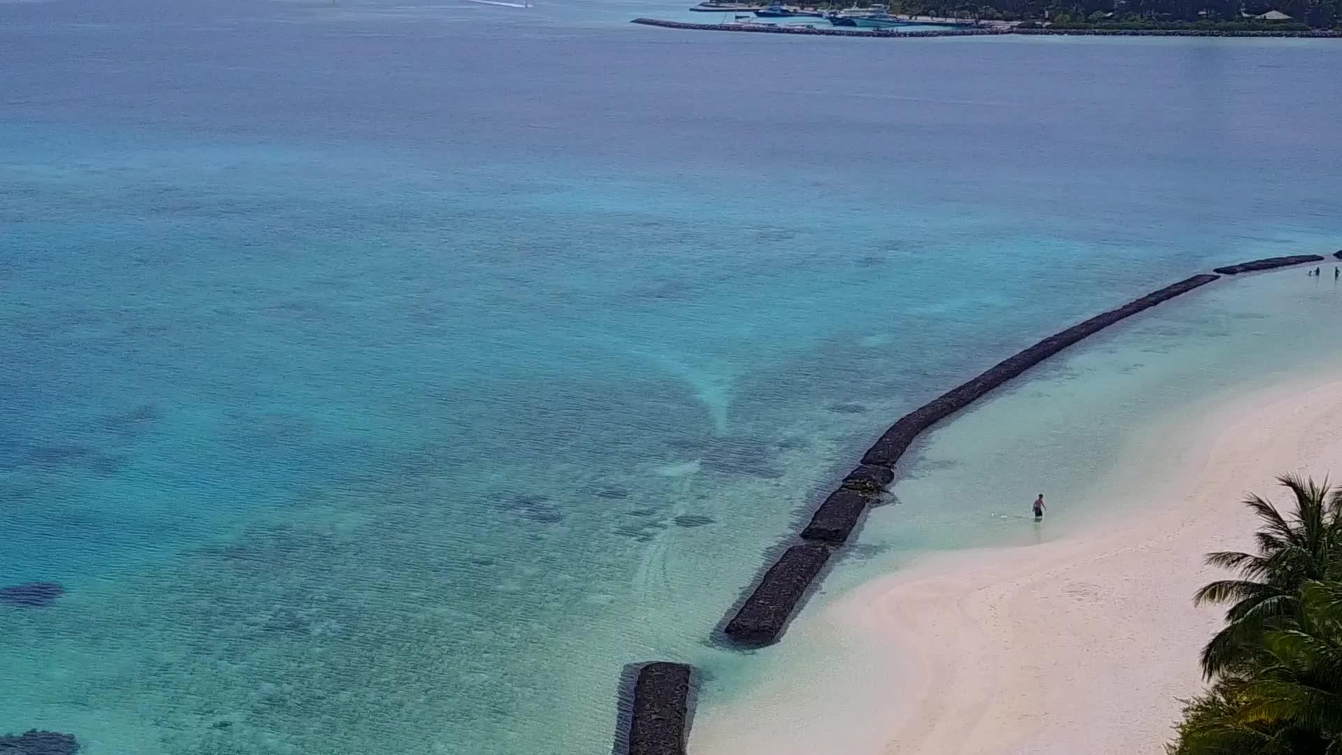 空中无人驾驶飞机风景豪华的海岸线海滩是浅水和清洁视频的预览图