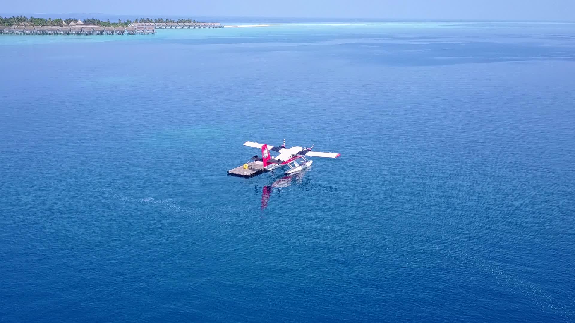 空中无人驾驶飞机到白沙背景蓝绿海长河旅游海滩之旅视频的预览图