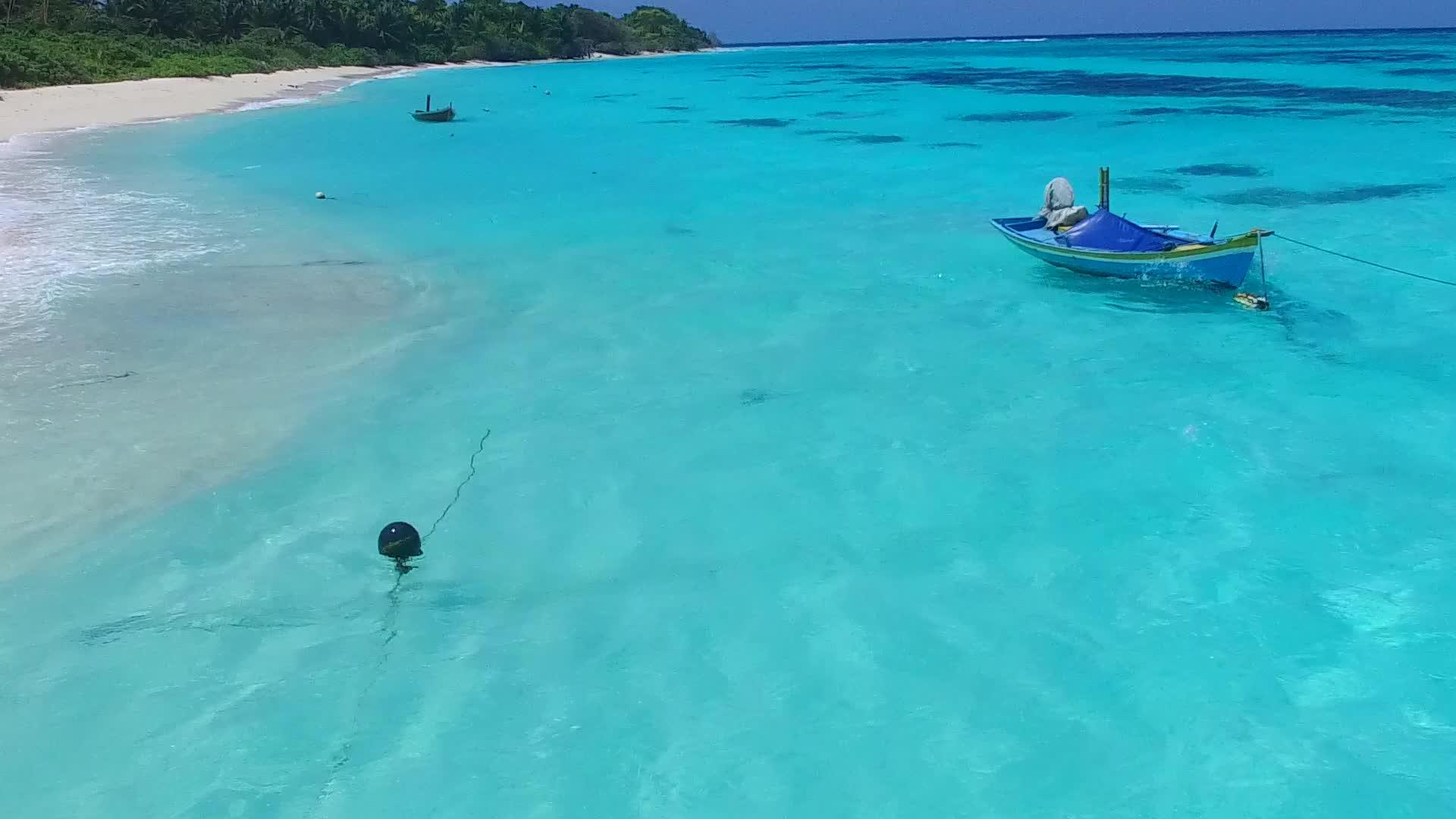 白沙背景蓝绿色泻湖宁静泻湖海滩度假无人机风景视频的预览图