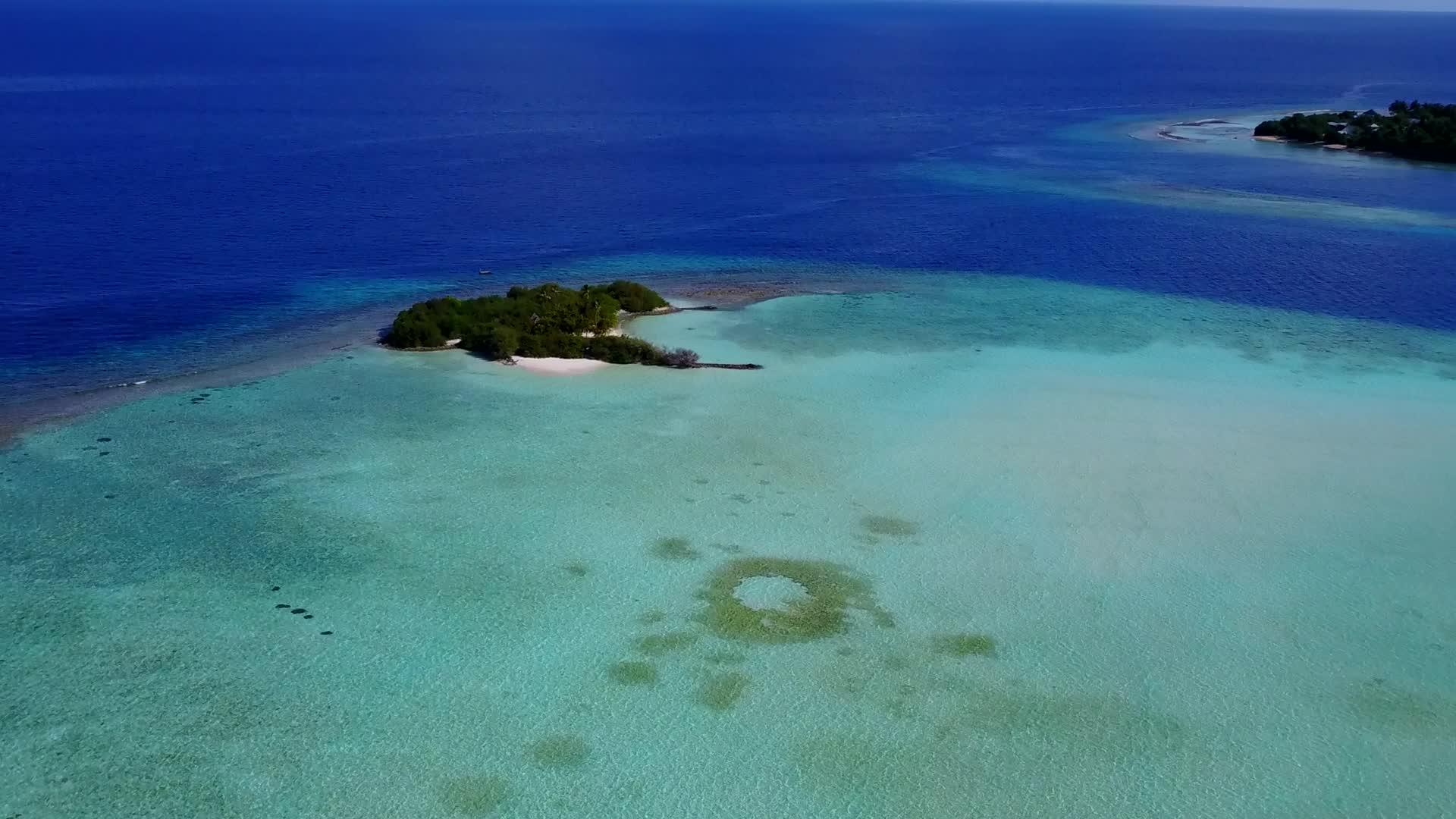 白沙背景透明海洋美丽海滩度假无人机视频的预览图