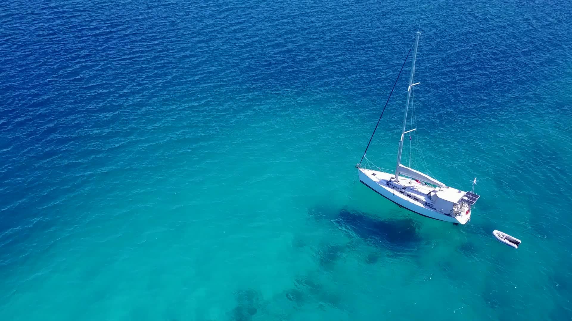 白沙背景透明水美丽海湾海滩冒险空中无人机全景视频的预览图