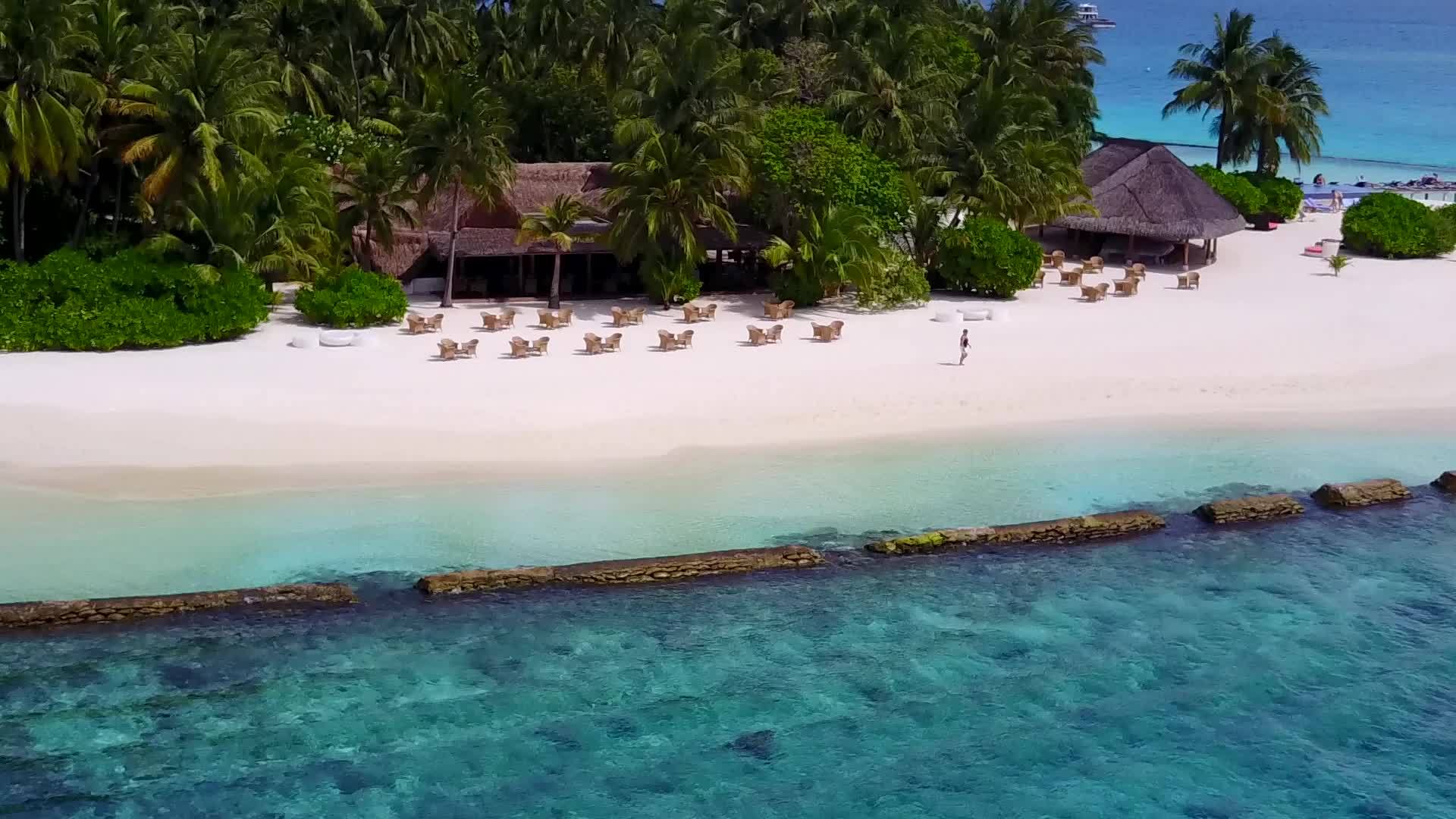 白沙背景蓝色泻湖天堂泻湖海滩度假无人机空中风景视频的预览图