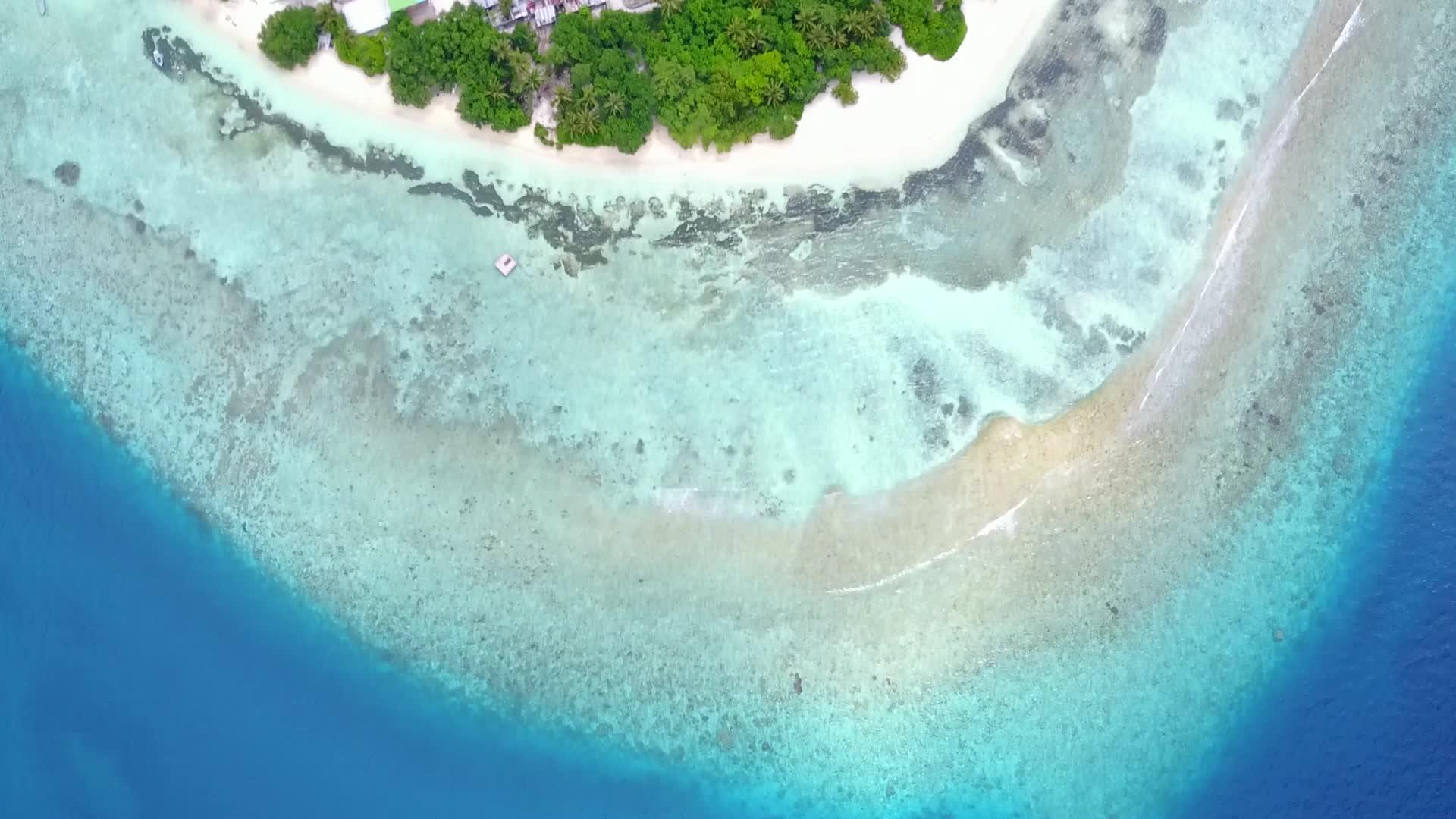 白沙背景蓝水海上旅游海滩无人机全景视频的预览图