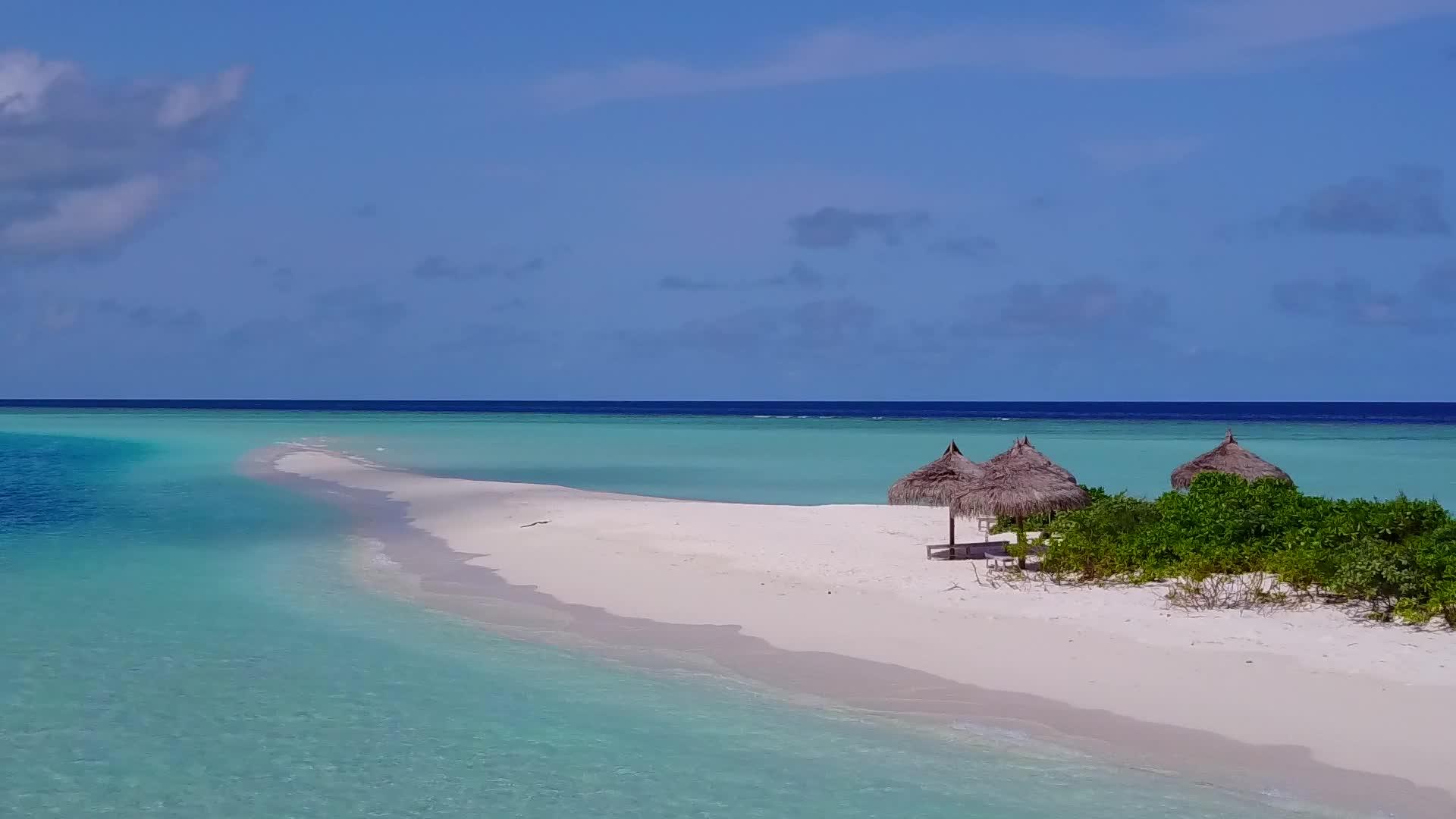 白沙背景蓝海美丽旅游海滩度假无人机海景视频的预览图