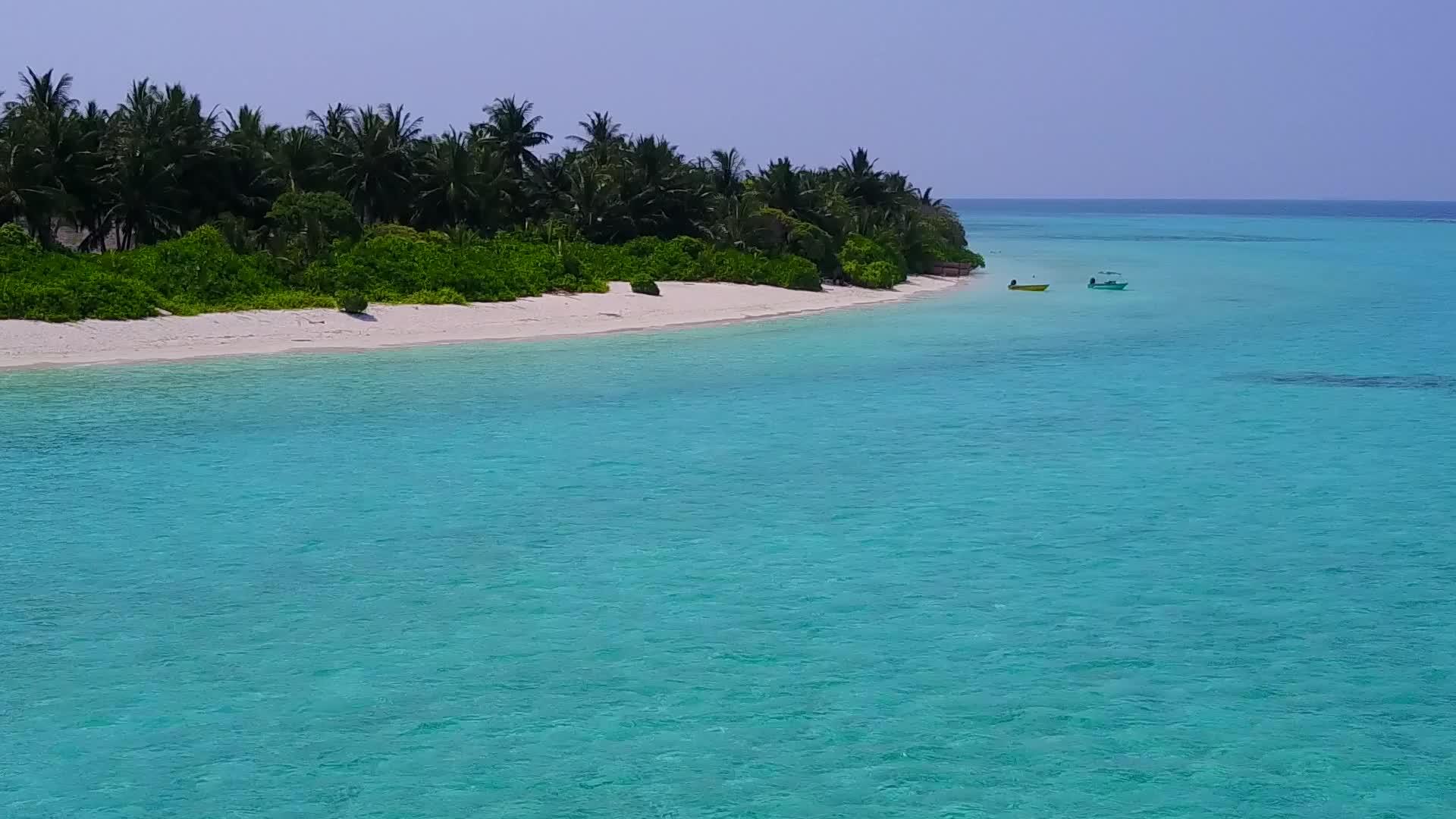 白沙背景蓝海外国岛屿海滩航行无人机景观视频的预览图