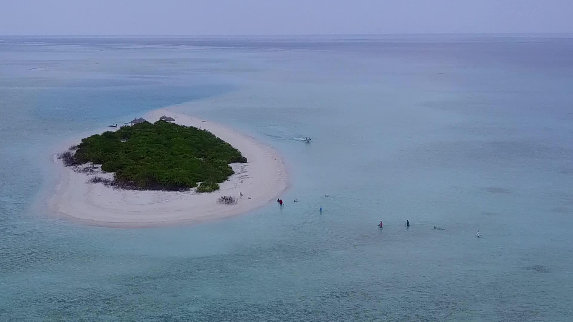 白沙背景蓝绿海美丽海湾海滩时间无人机空中纹理视频的预览图