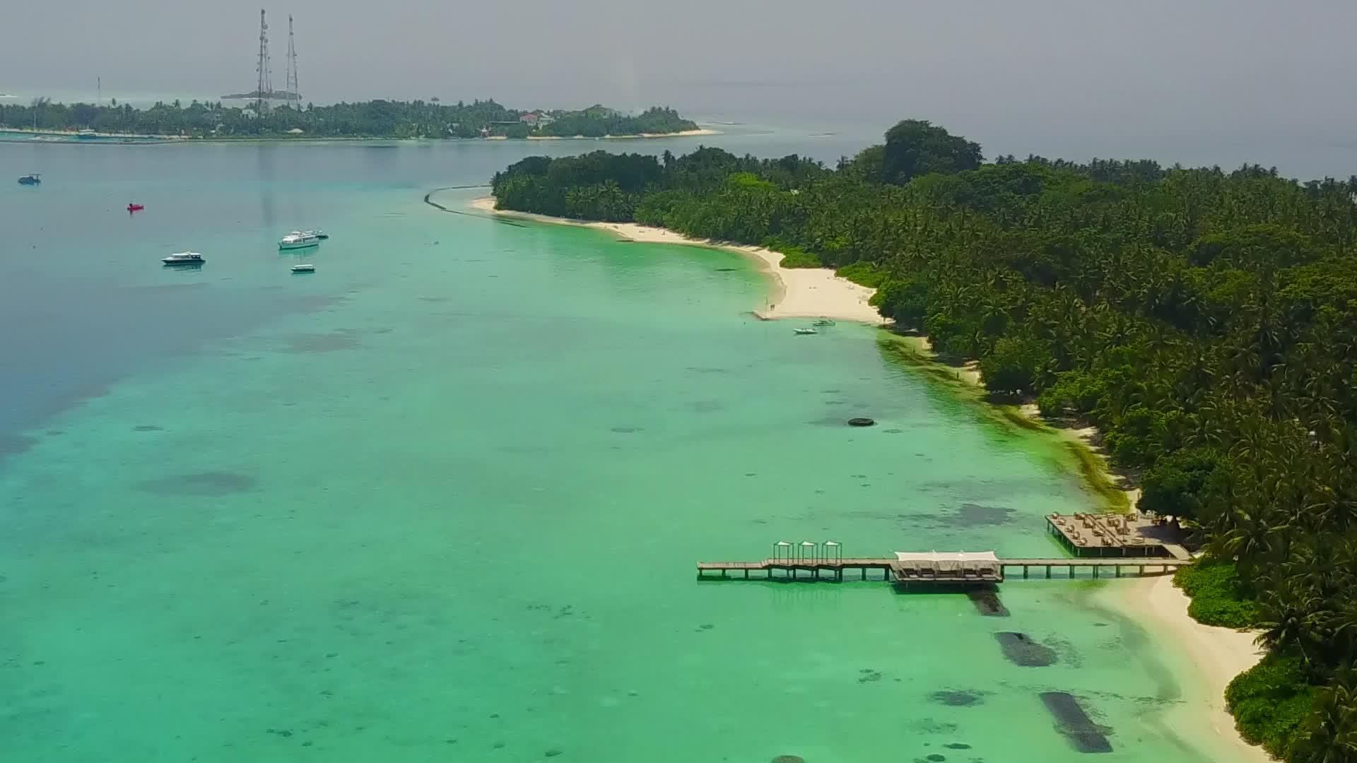 白沙背景蓝海放松海景海滩之旅视频的预览图