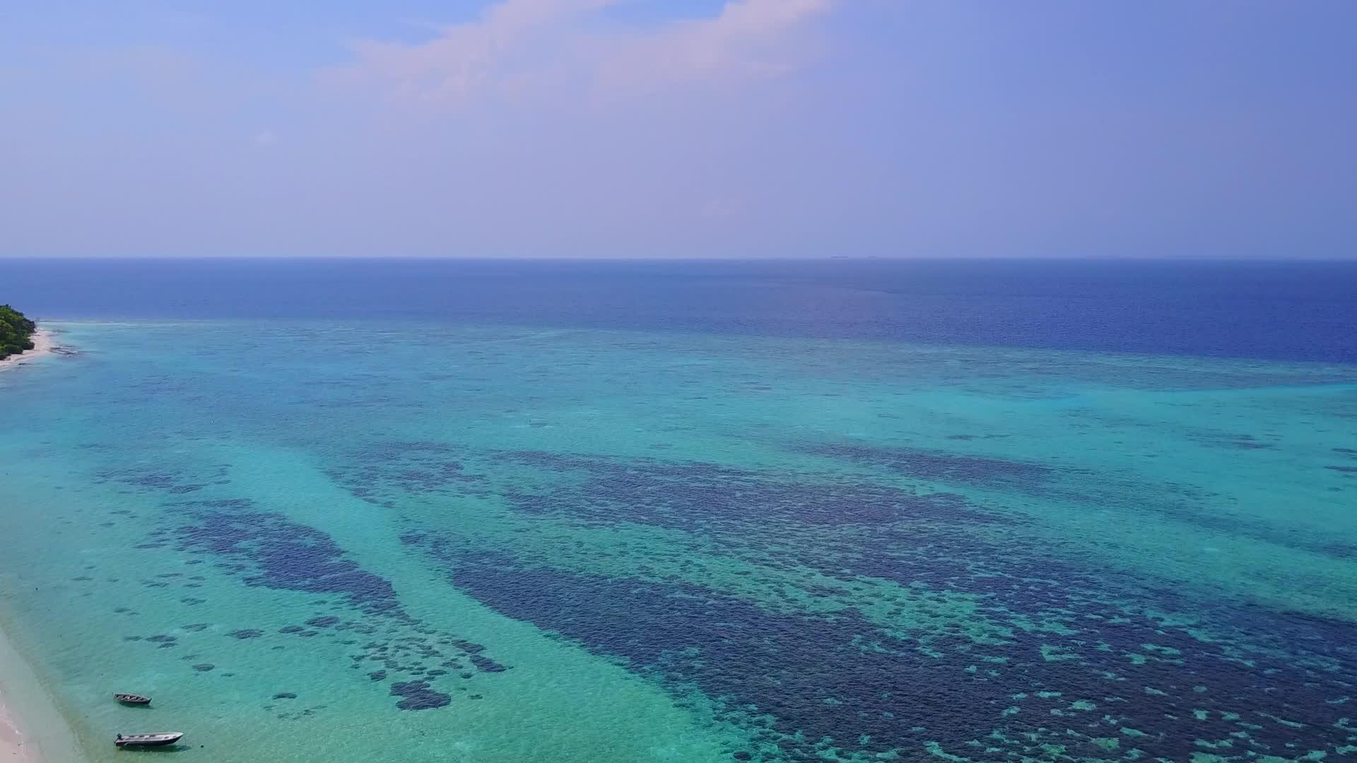 白沙背景蓝海宁静岛屿海滩冒险无人机空中纹理视频的预览图
