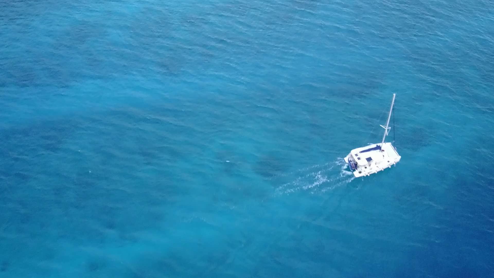 白沙背景蓝湖海洋旅游海滩度假无人机景观视频的预览图