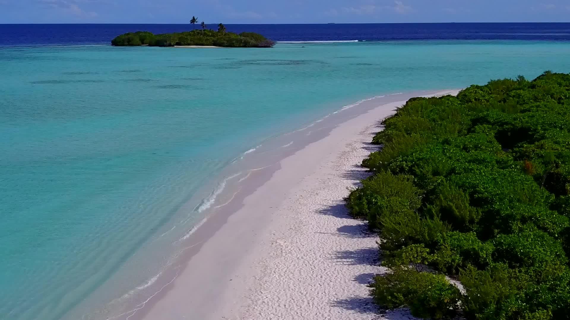 白沙背景蓝海美丽海湾海滩空中无人机海景视频的预览图