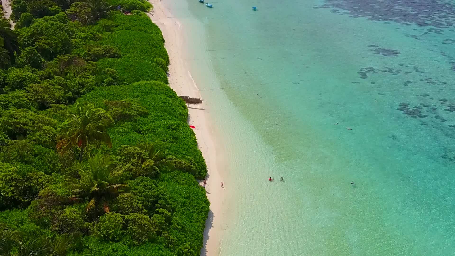 白沙背景蓝海休闲岛海滩冒险无人机纹理视频的预览图