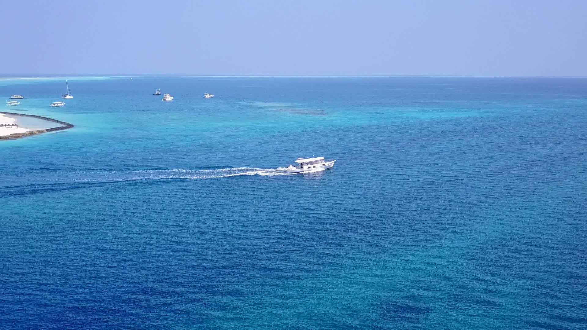 白沙背景下的绿松石水无人机观赏泻湖海滩生活田园诗般的田园诗视频的预览图