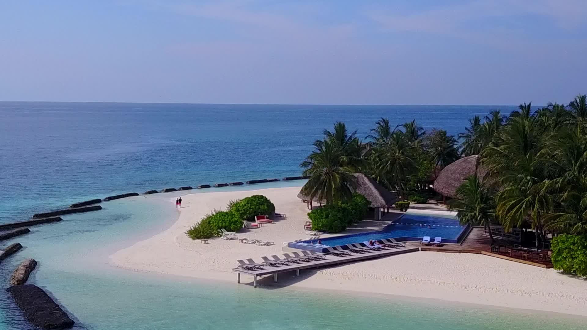 海水清澈的空中无人机全景豪华度假村海滩时间视频的预览图
