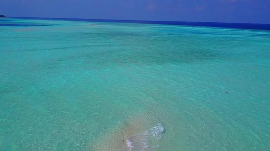 白沙背景清海热带度假海滩冒险无人机全景视频的预览图