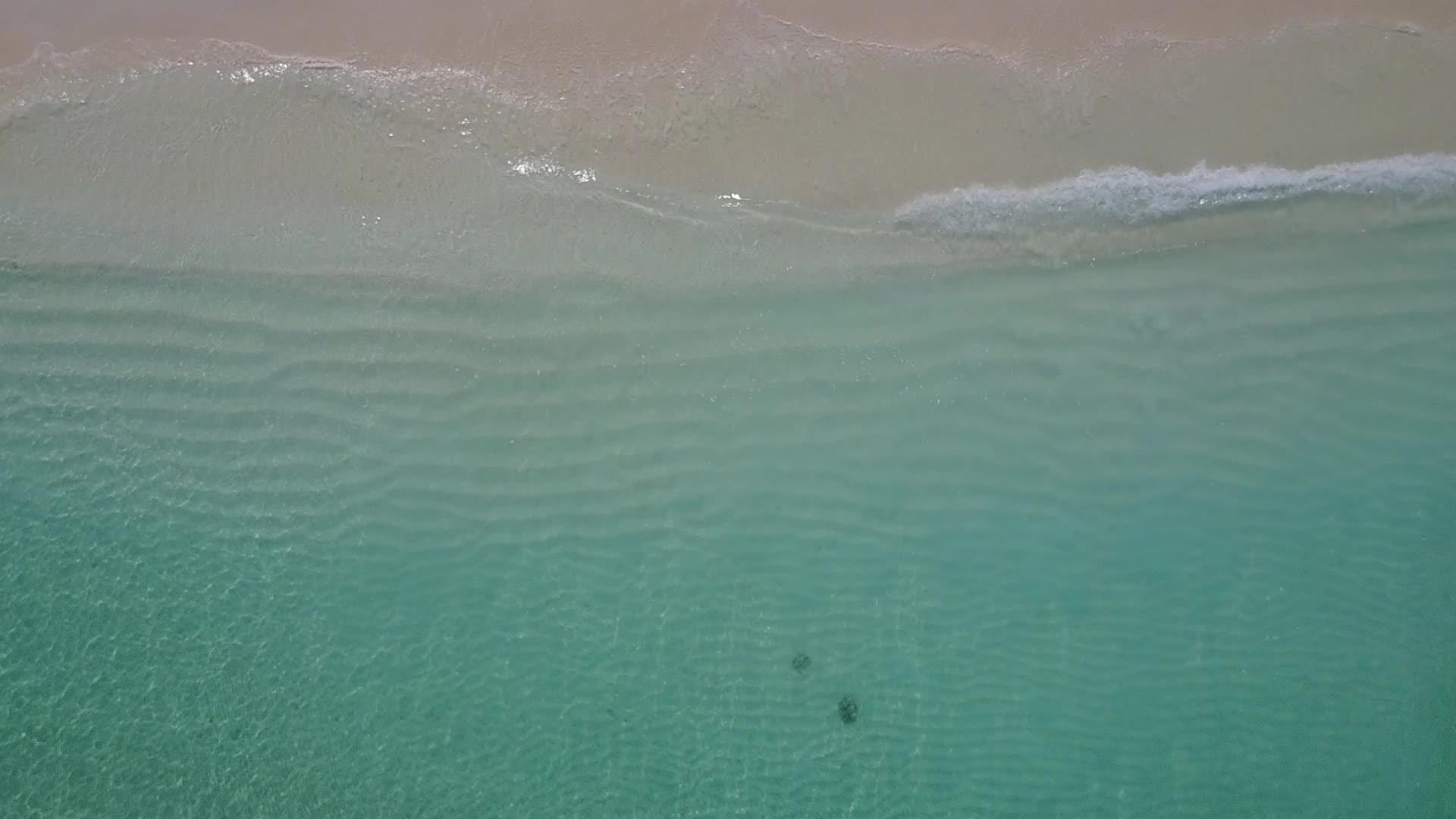 白沙背景浅海豪华海滩无人驾驶无人驾驶视频的预览图