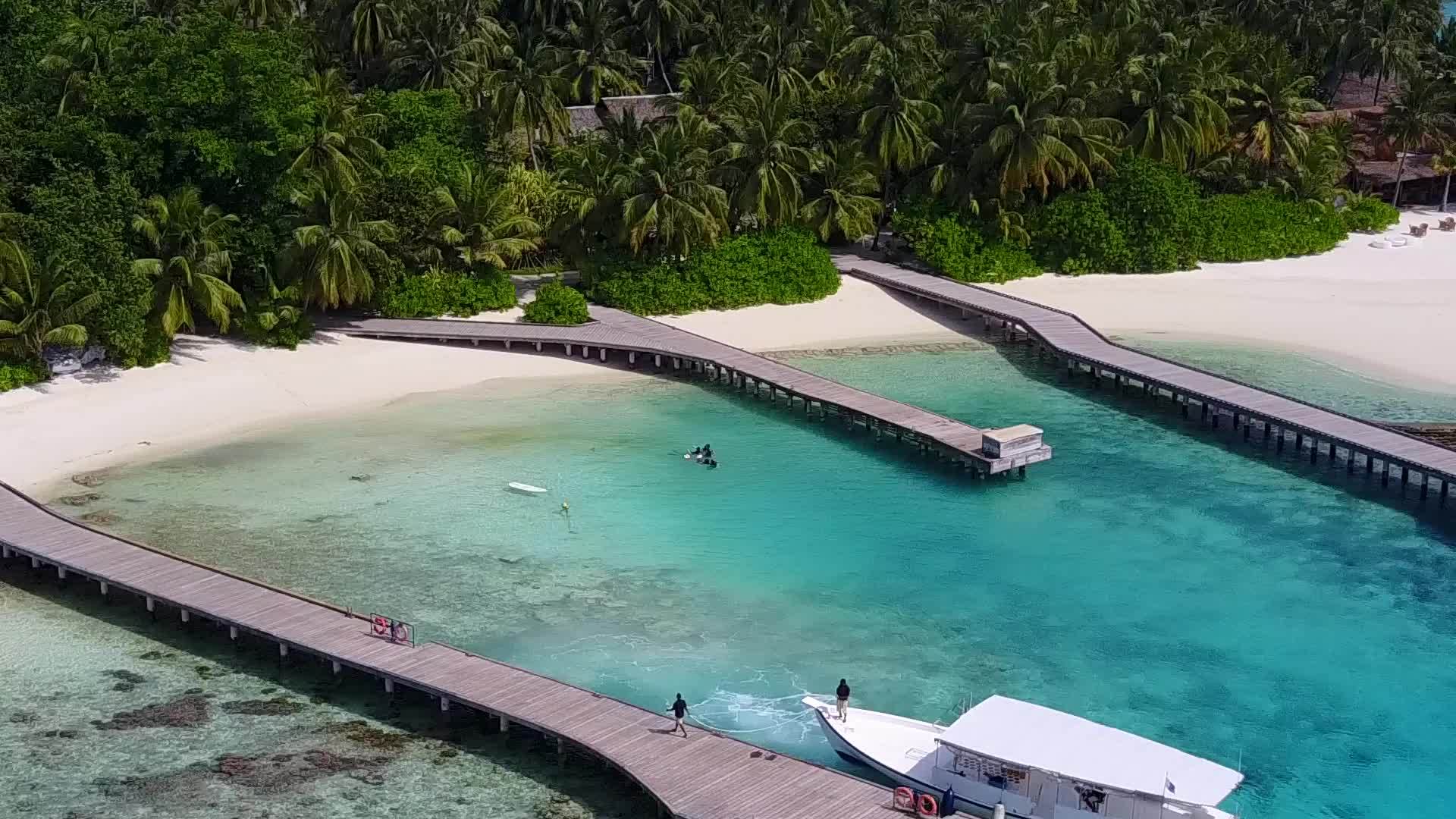 白沙以浅海热带海岸线海滩生活方式为背景视频的预览图