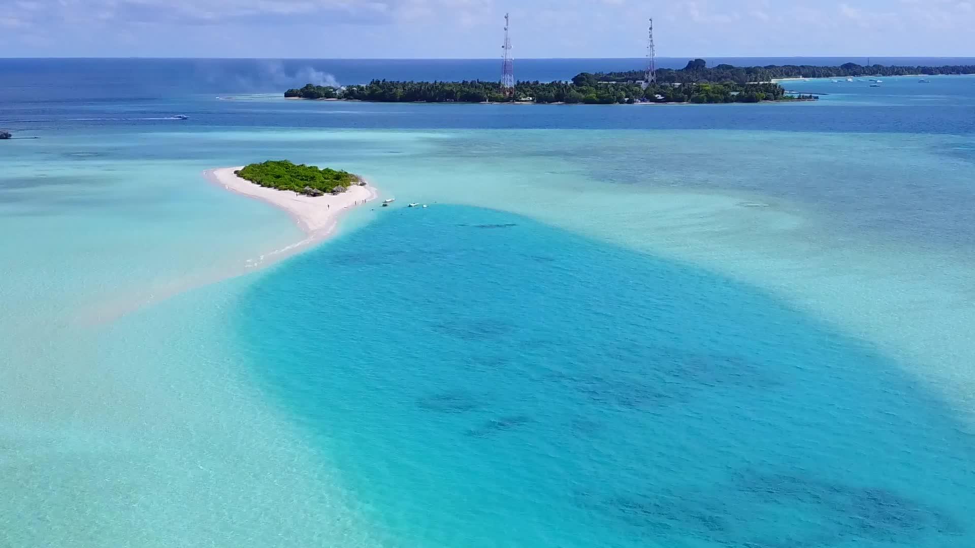 白沙底蓝绿环礁湖在海滩上航行天堂海岸海岸风景区视频的预览图