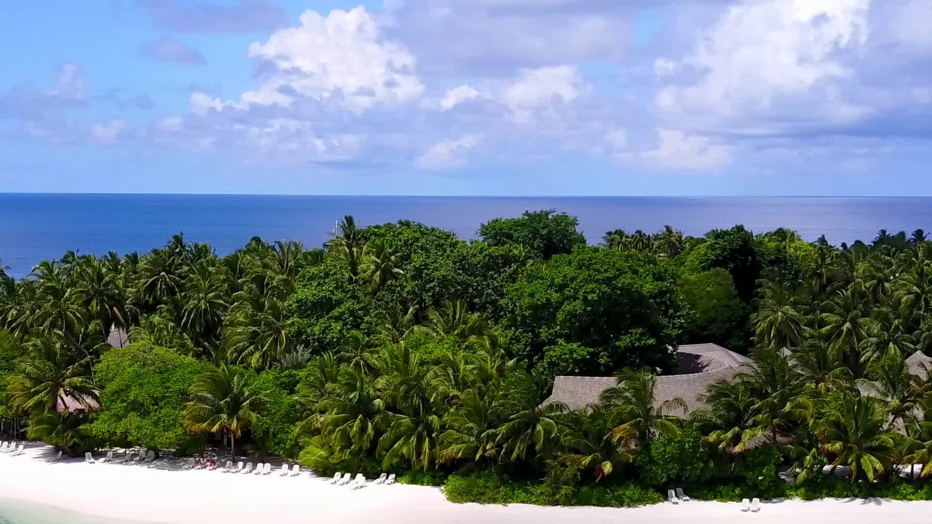 白沙背景水蓝水热带海滩度假空中无人机景观视频的预览图