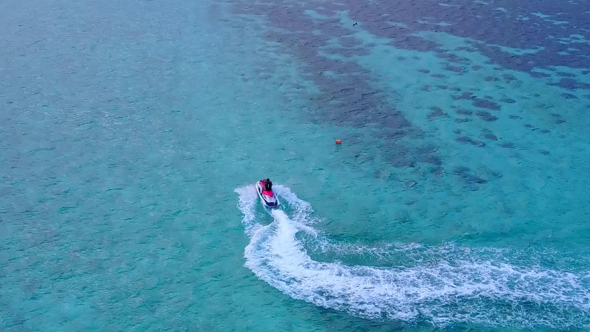 白沙底蓝环礁豪华海滩旅行无人驾驶无人驾驶视频的预览图