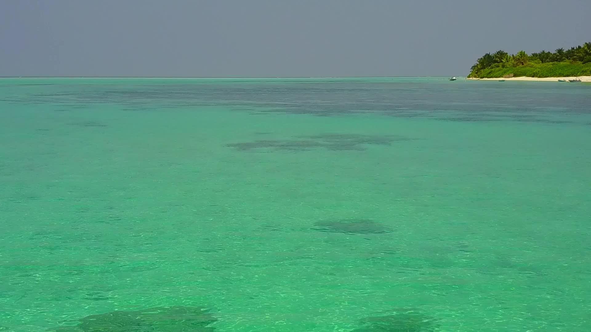 白沙背景浅海豪华海岸线海滩时间空中无人机全景视频的预览图
