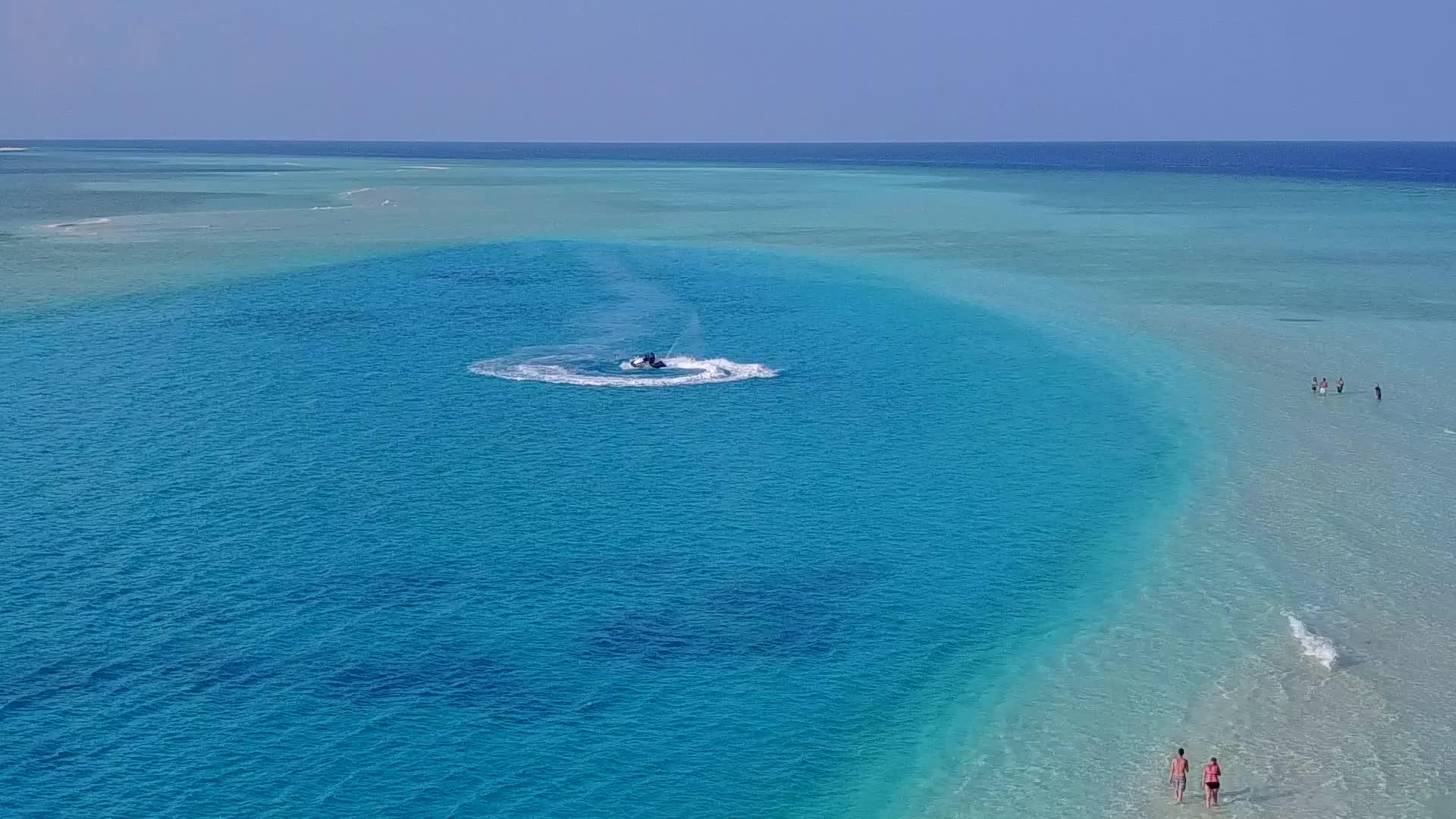 天堂岛海滩热带蓝海和白色海滩无人驾驶视频的预览图