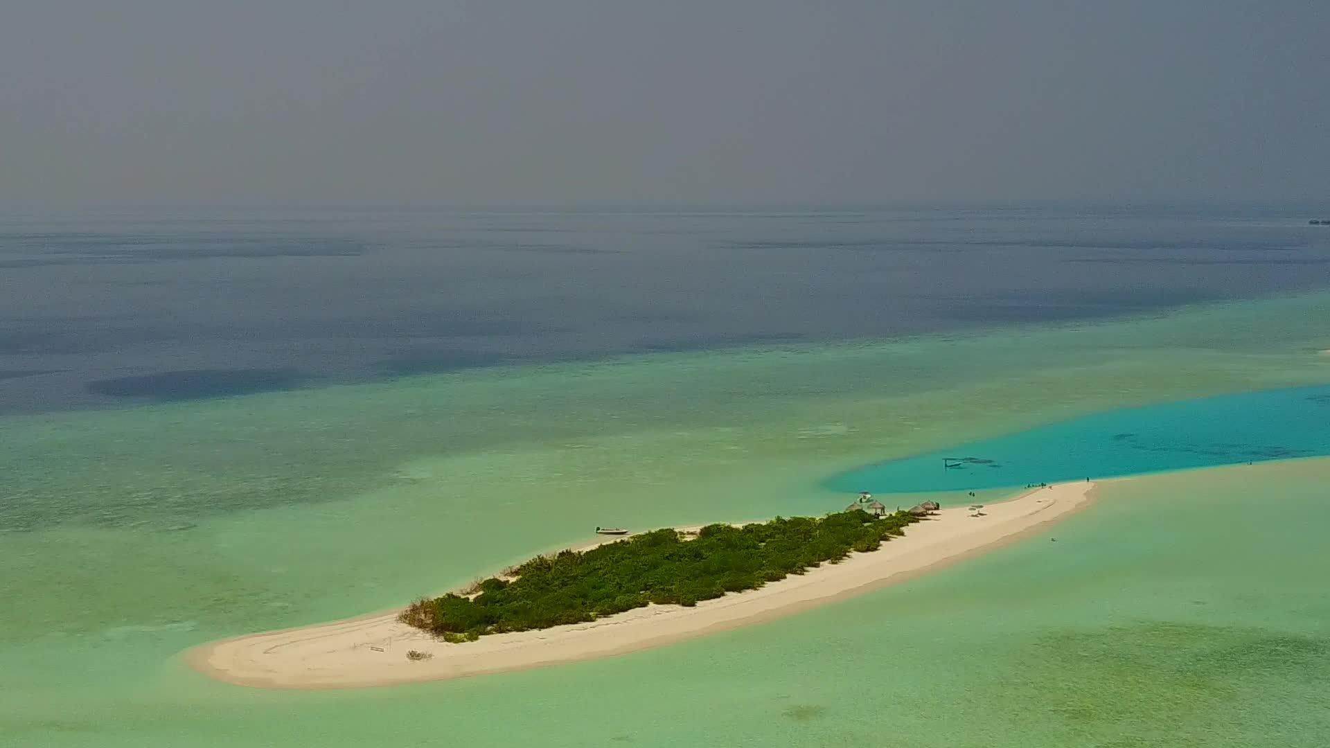 以蓝海和白沙为背景的热带旅游海滩生活方式视频的预览图