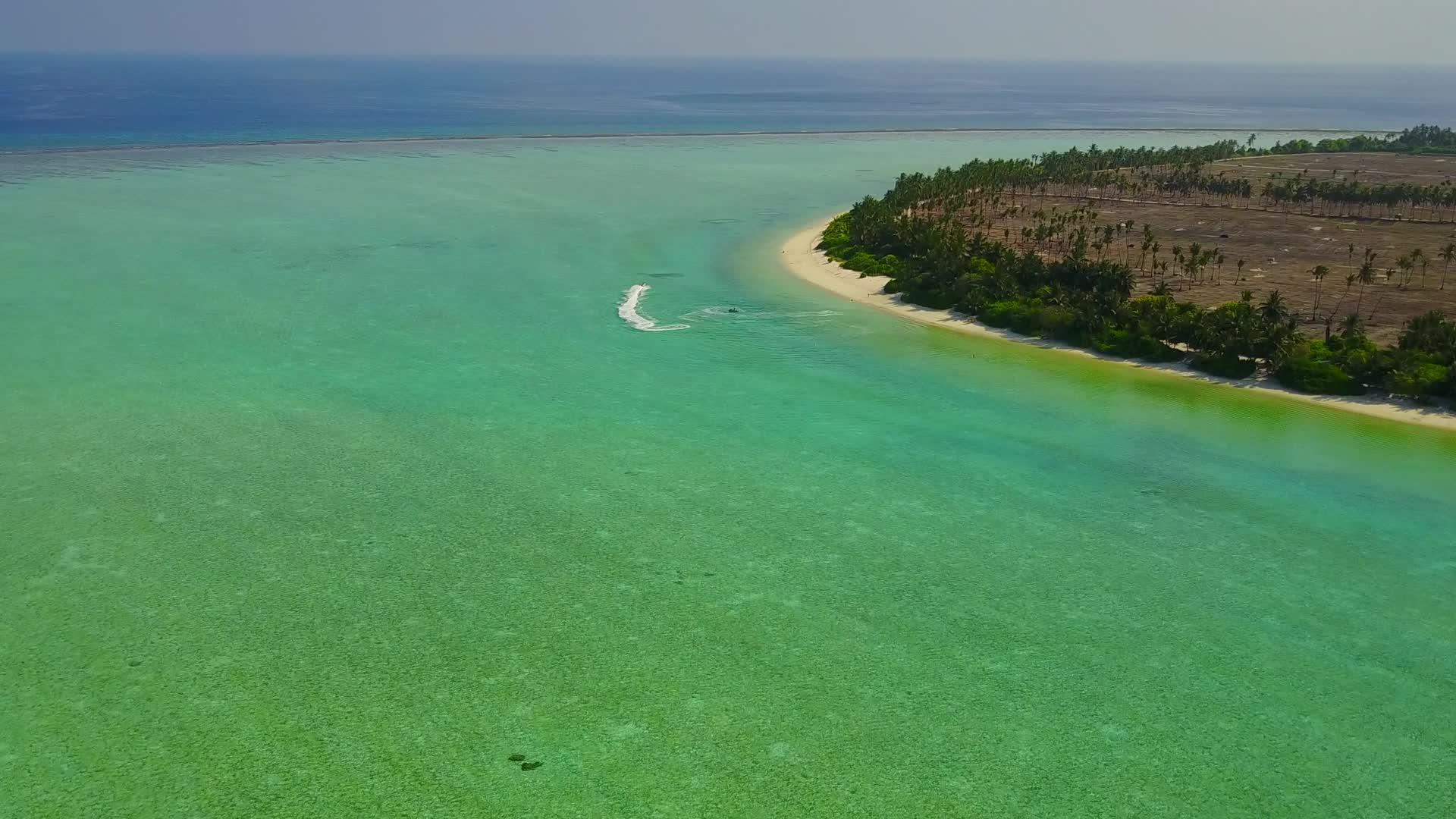 在白色海滩的背景下清澈的海洋和海洋海滩冒险的无人机视频的预览图