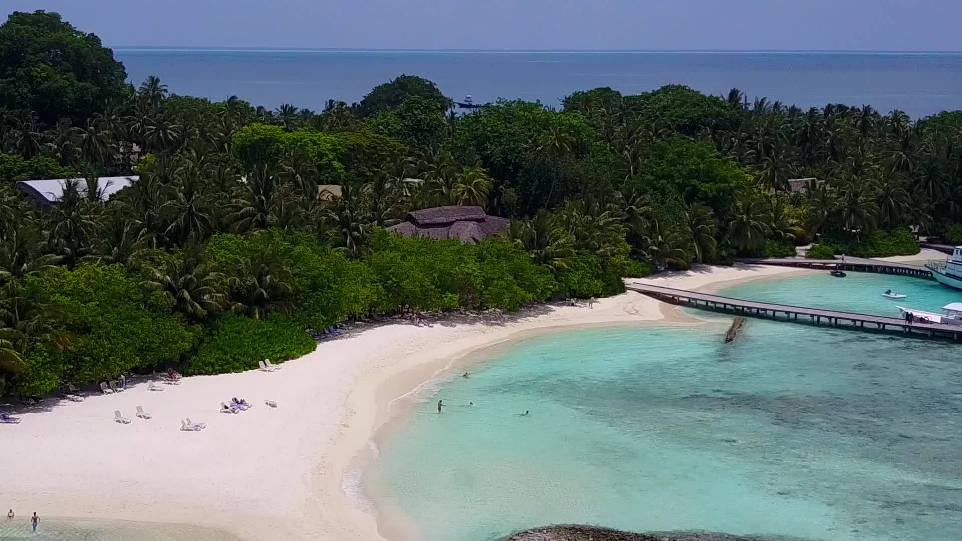 蓝沙背景的蓝海平静的岛屿海滩之旅视频的预览图
