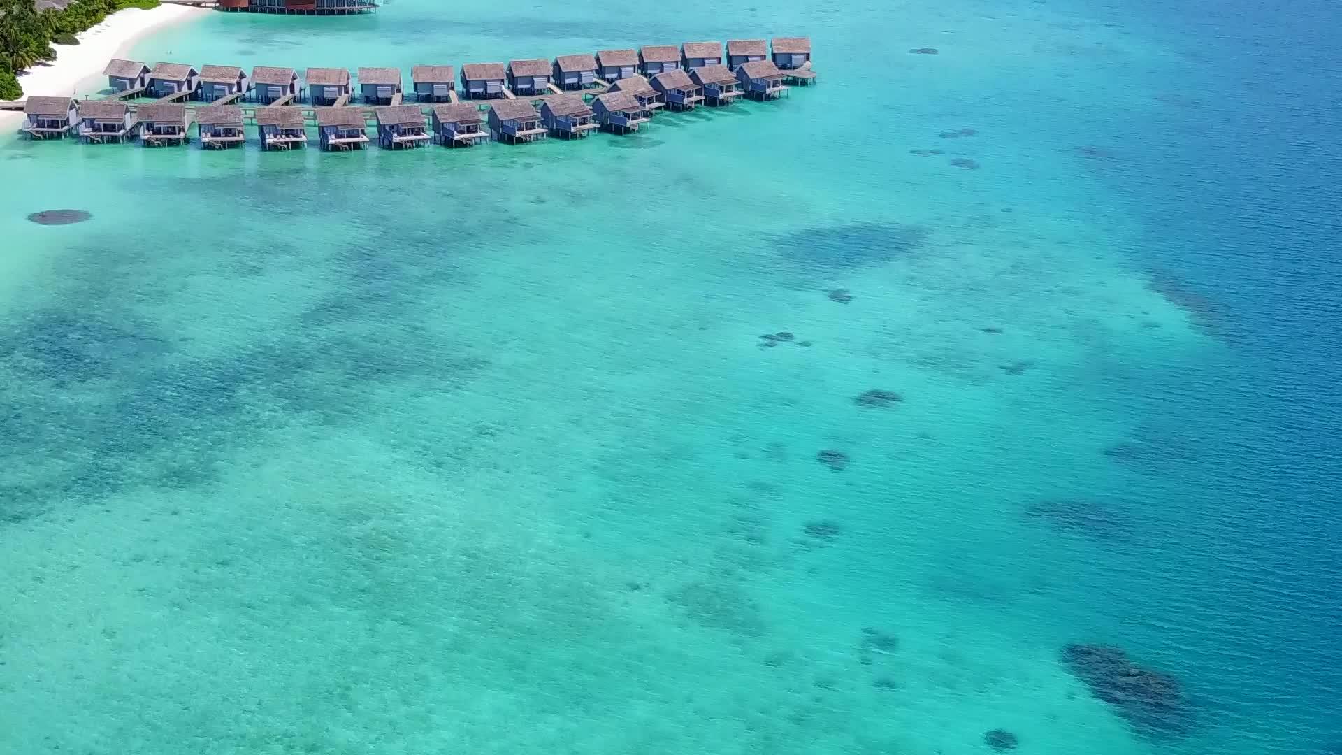 海洋海岸线海滩度假的无人机旅游由蓝海背景的干净海滩进行视频的预览图