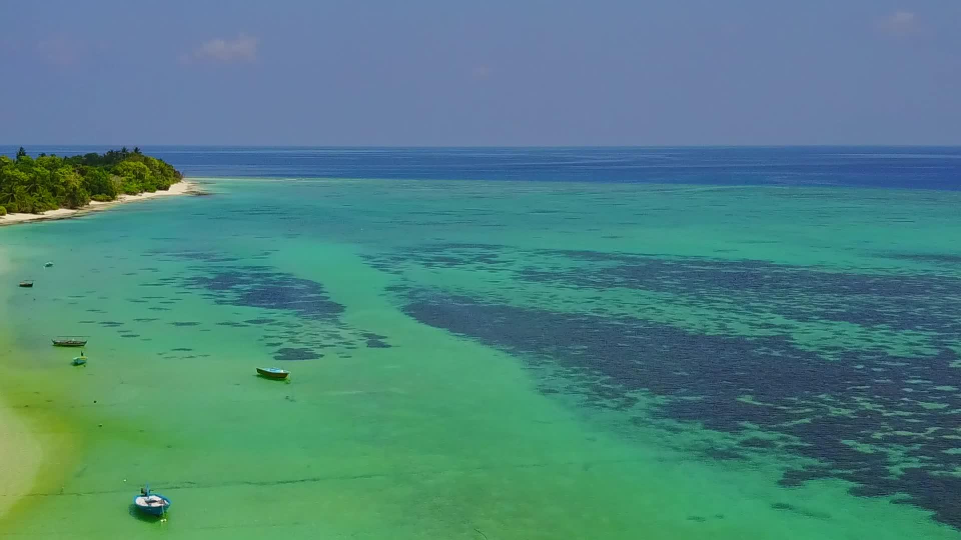 清海和白沙的背景是在宁静的海滩上航行的无人驾驶飞机视频的预览图