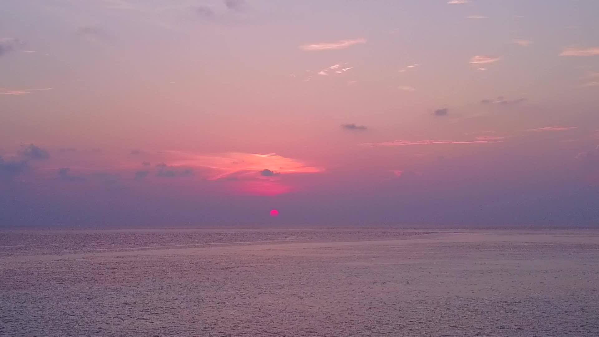 以浅环礁湖和白沙为背景的伊德利湾海滩视频的预览图