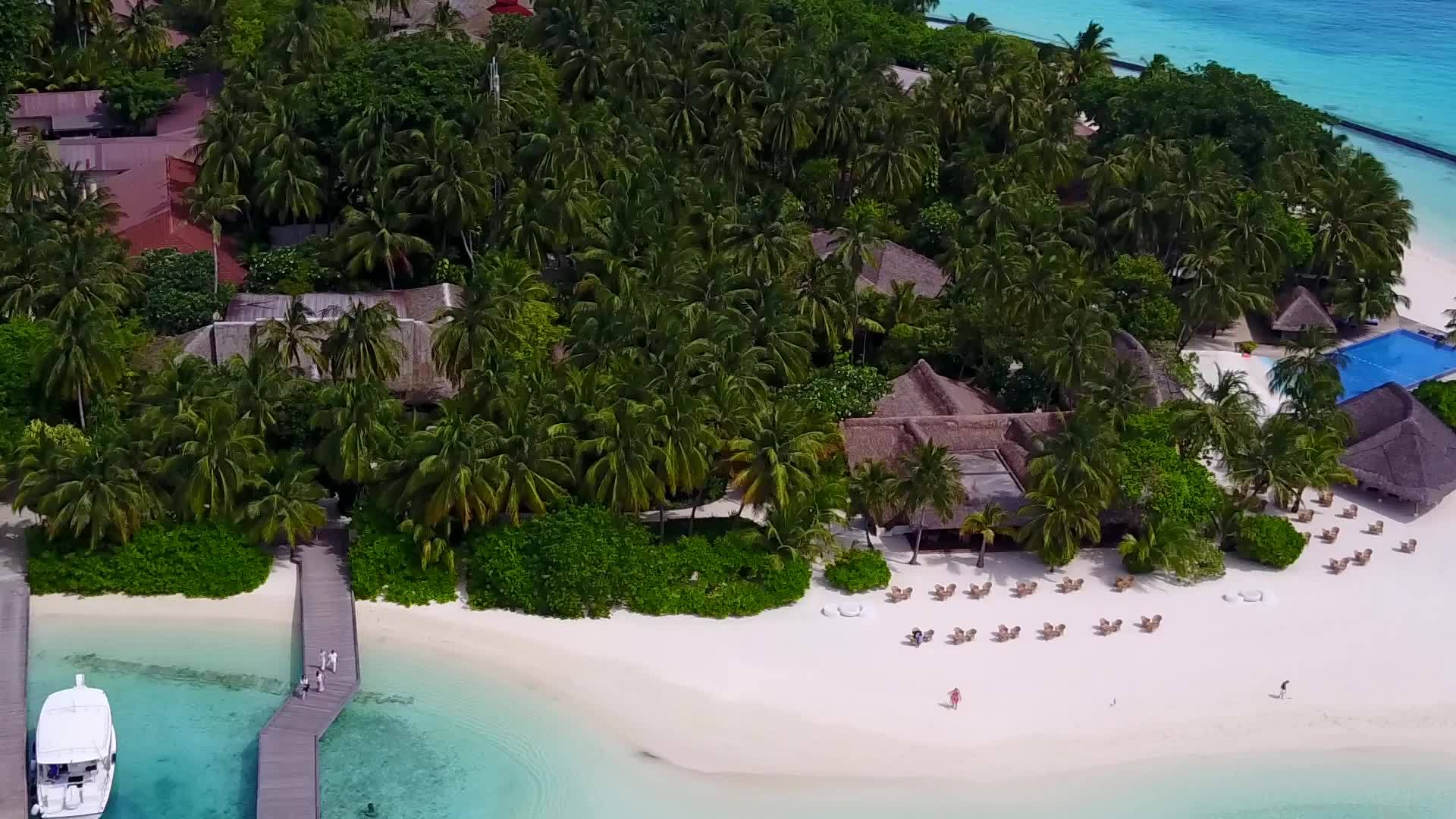 田园诗般的旅游海滩生活方式空中无人机海景明亮视频的预览图