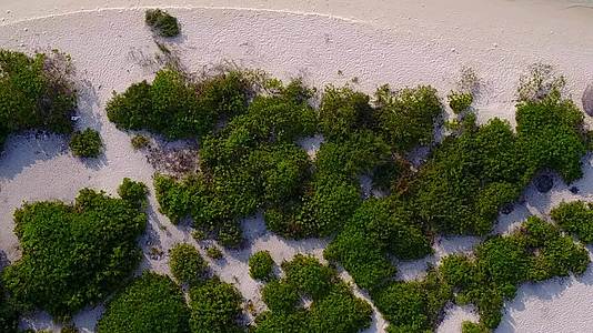 以浅海和白沙为背景的豪华海岸线海滩度假村在空中全景视频的预览图