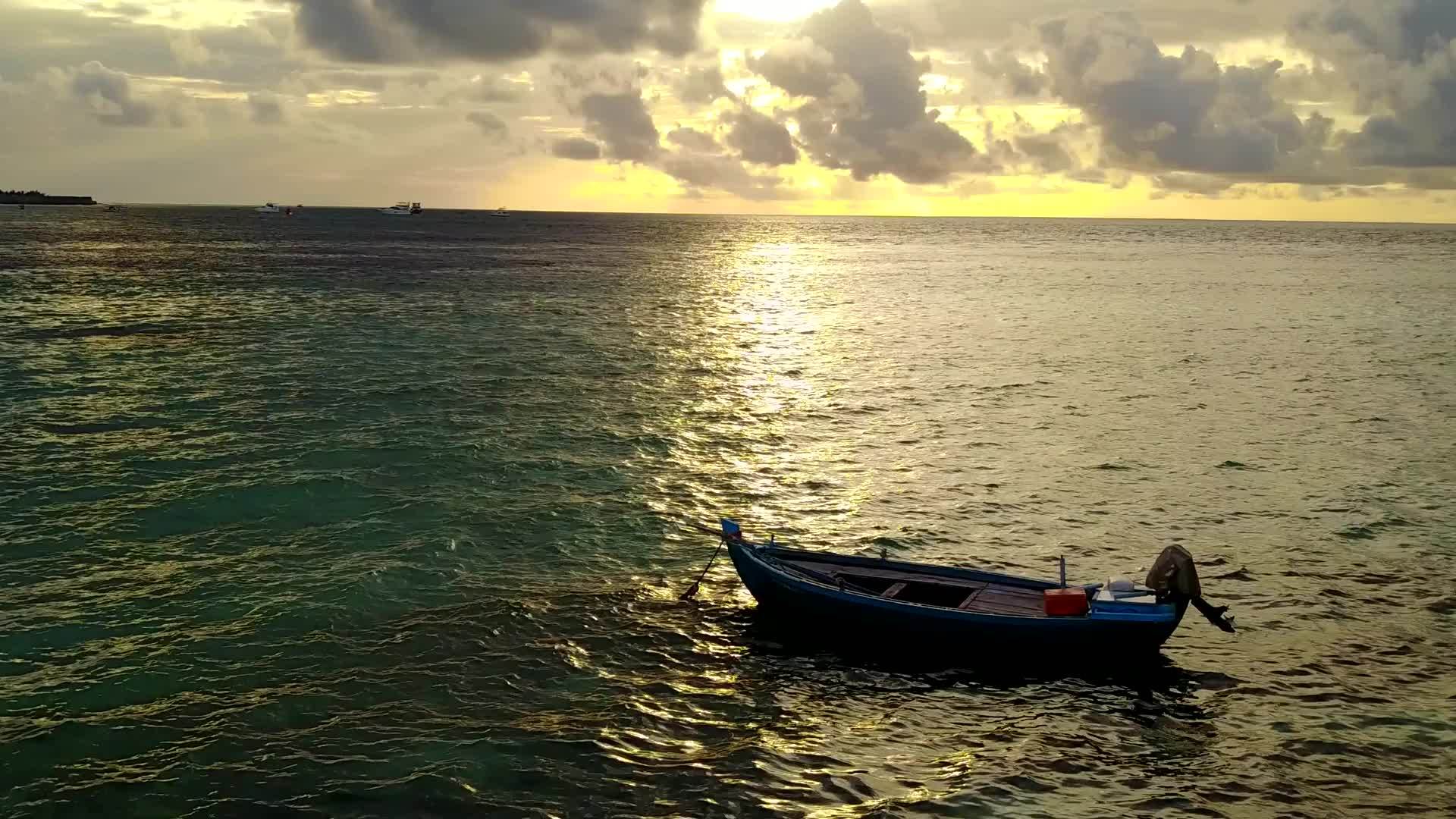 以浅泻湖和白沙为背景的海洋海岸线海滩旅游无人机空中旅游视频的预览图