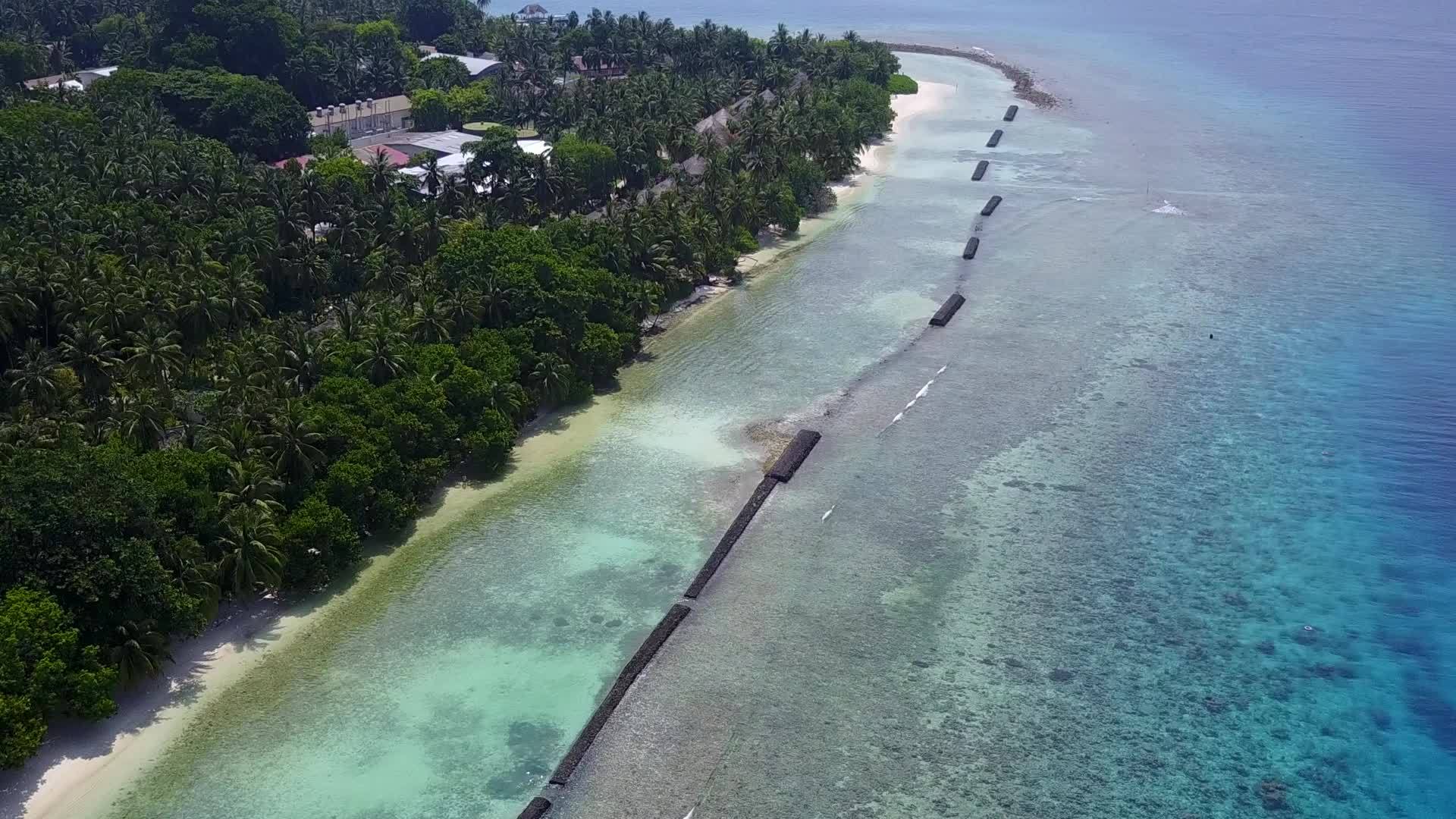 在浅泻湖和白沙的背景下有一个豪华的旅游海滩之旅视频的预览图