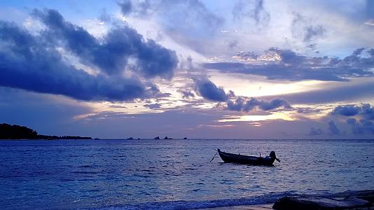 海岸海滩的田园诗般的无人机景观被水蓝色的大海和海洋所覆盖视频的预览图