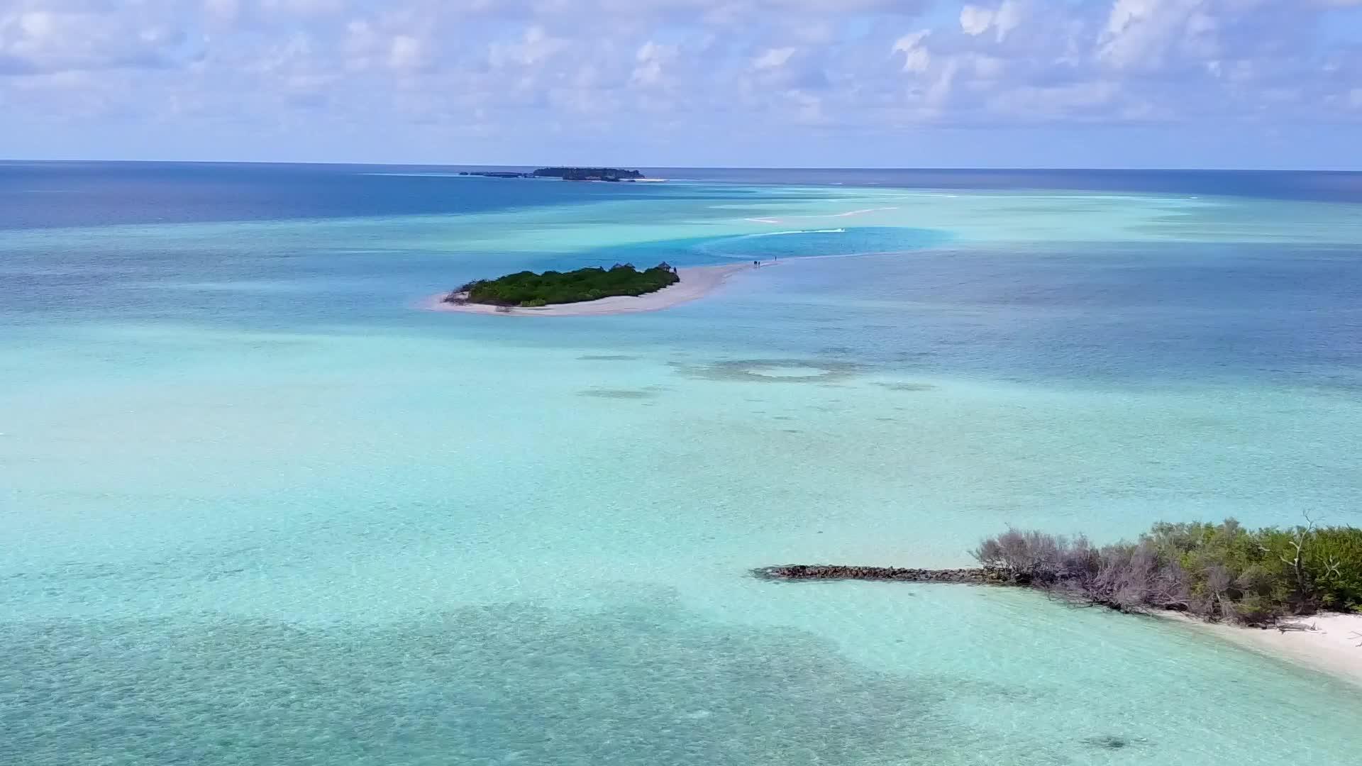 松散的海滩休息空气纹理由绿宝石环礁湖和白沙组成视频的预览图