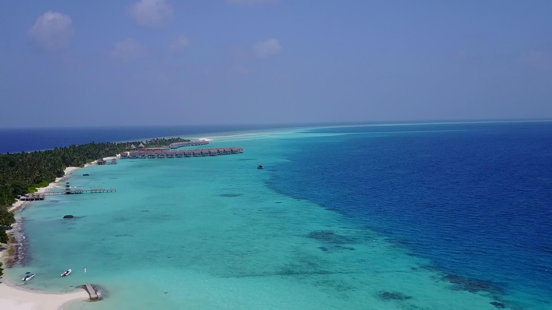 田园诗般的海景海滩在空中全景航行视频的预览图