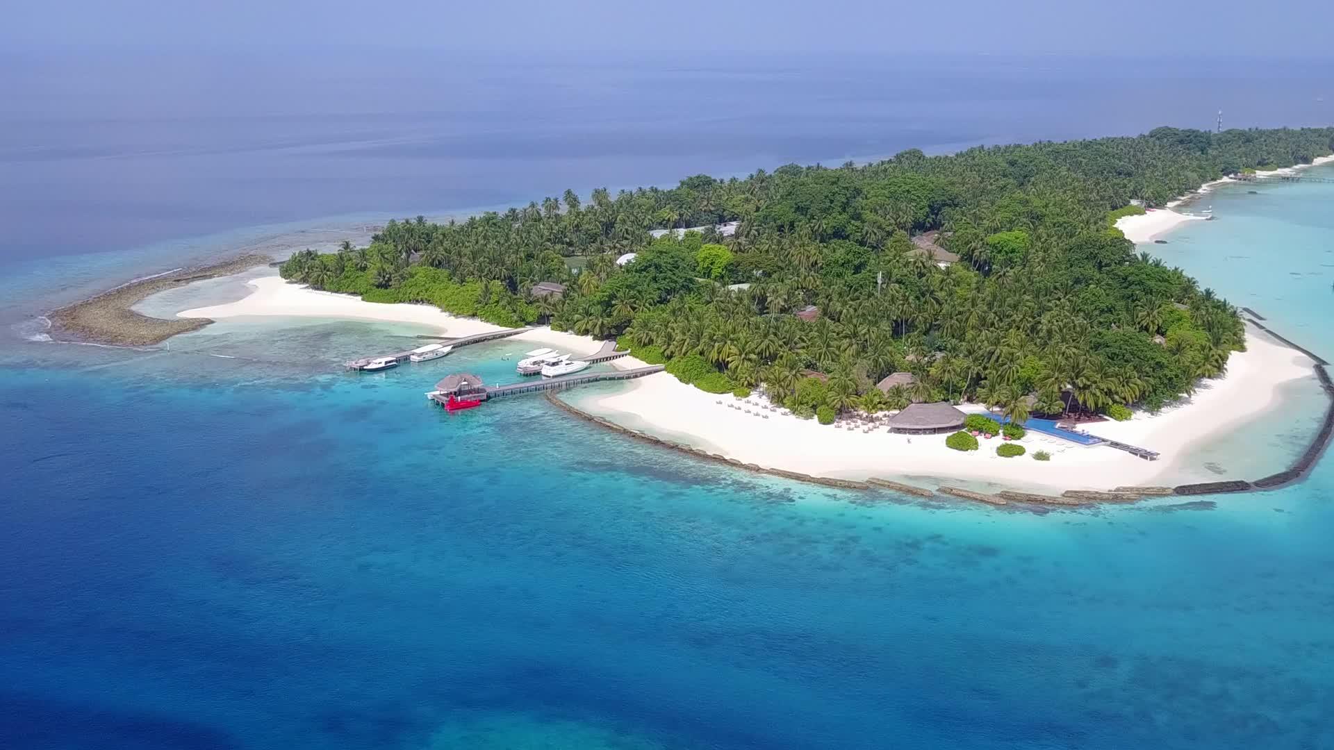 放松环礁湖海滩之旅空中无人驾驶飞机穿越蓝海视频的预览图
