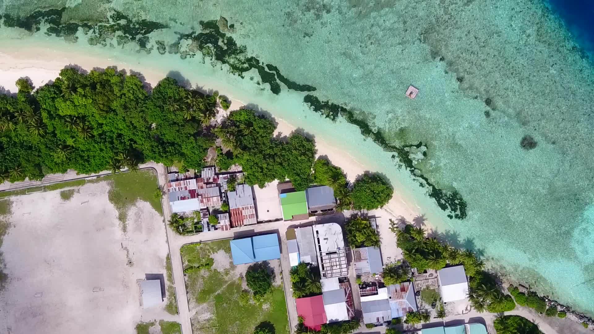 水蓝海白沙背景热带度假海滩度假空中无人机景观视频的预览图