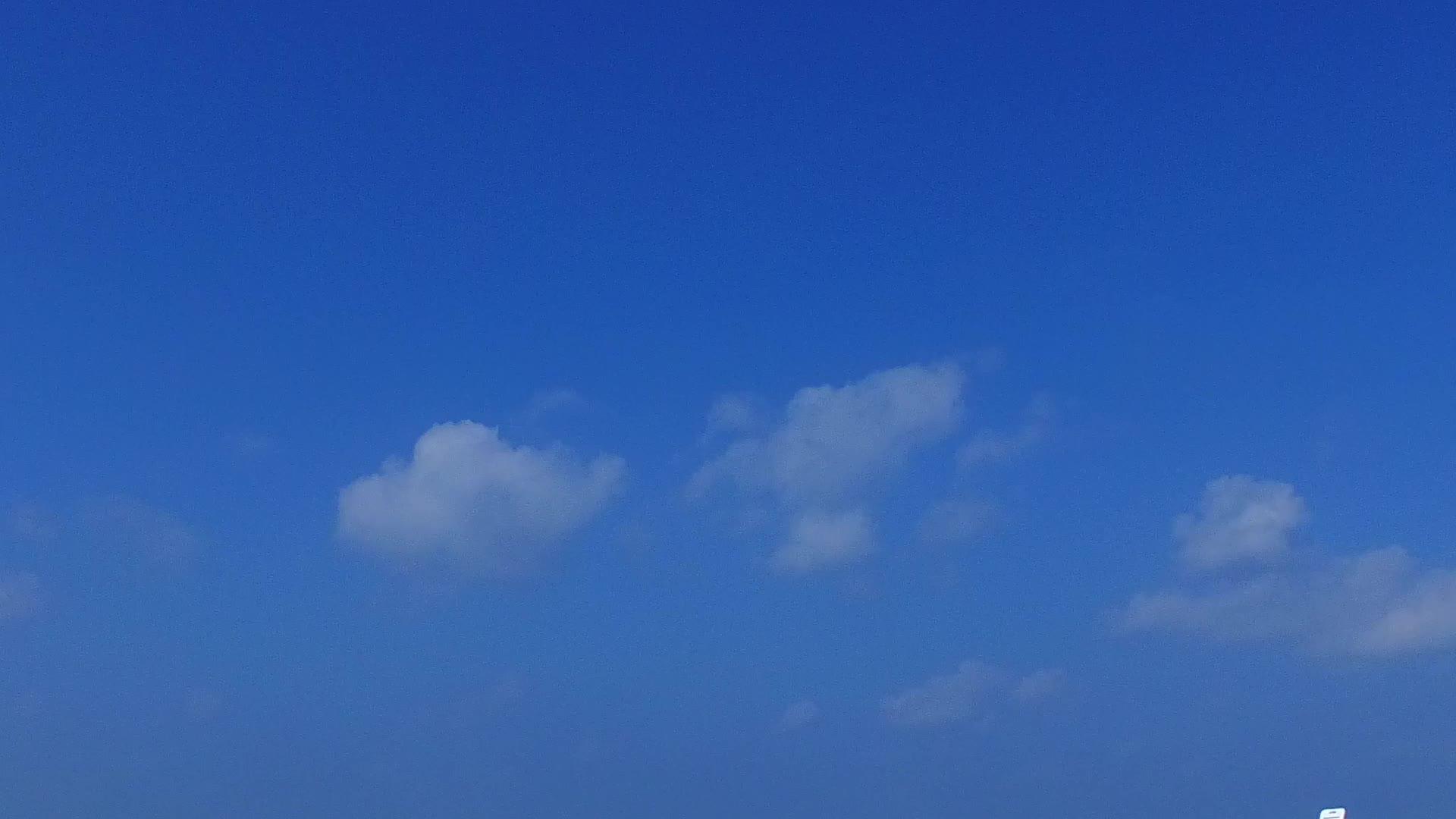 完美的海滨海滩航行海景蓝海航行有一个干净的沙土背景视频的预览图